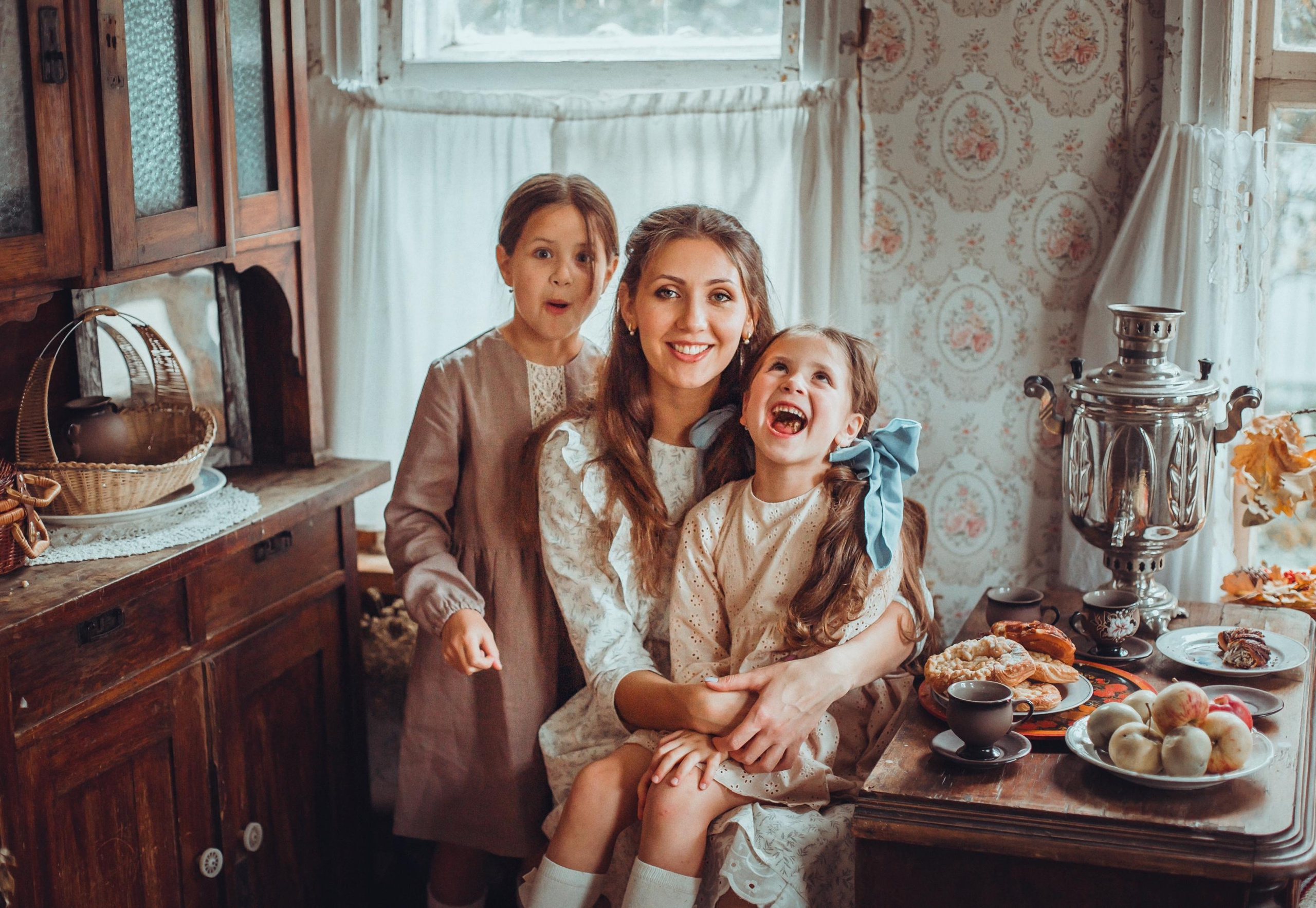 Семейная фотосессия, фотосессия в деревне, деревенский дом, чаепитие. Профессиональный фотограф, фотохудожник, видеограф из Москвы