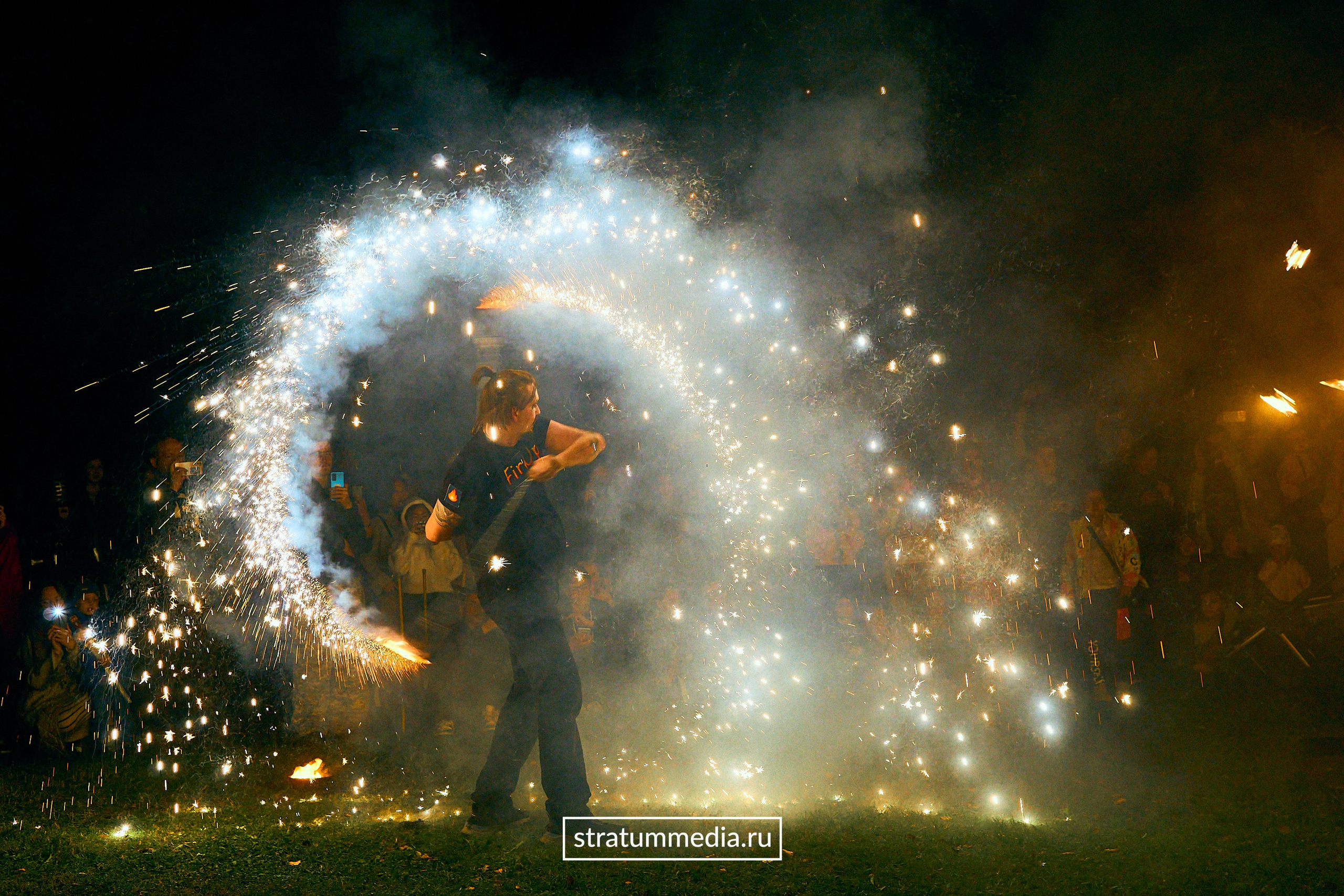 Fire Show at Park. Stratum Media — Фото-Видео Съемки