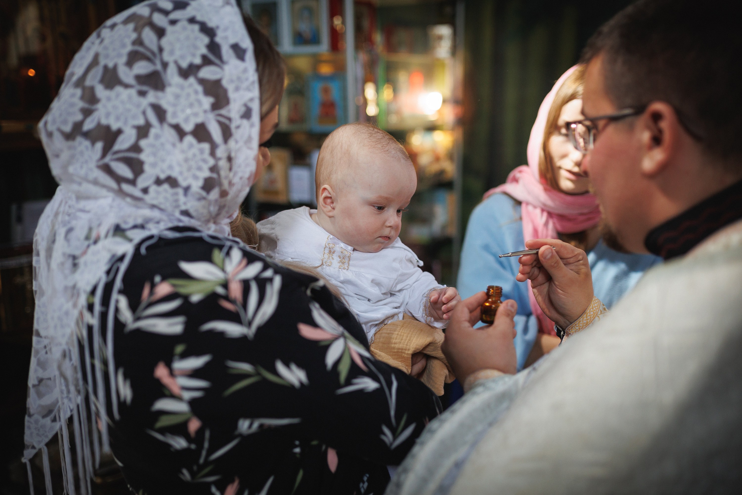 Репортажная фотосъёмка крещения ребёнка в минском храме