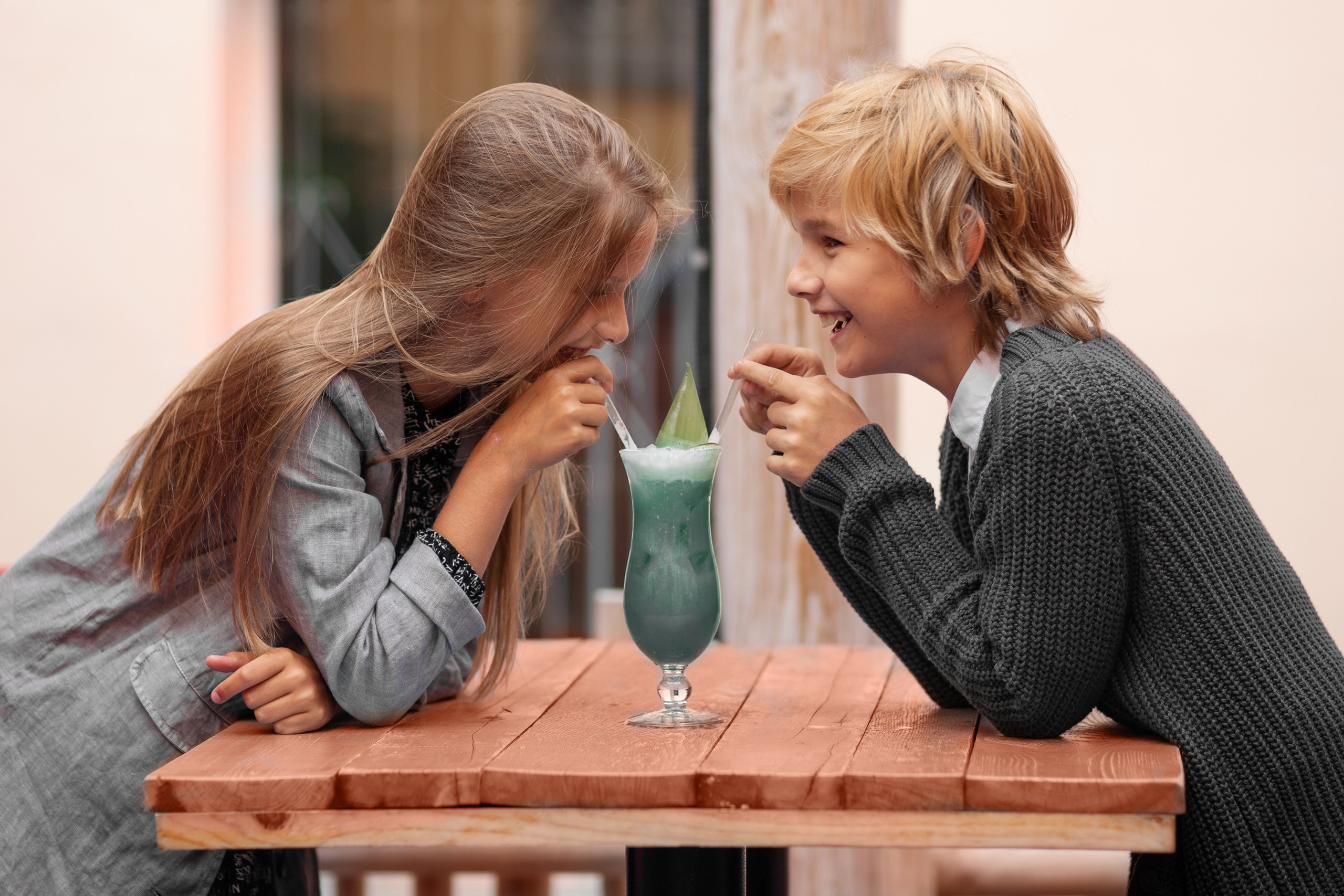 Детская фотосессия в Минске — двое детей-близнецов/брат и сестра, портрет в студии, детский фотограф Алексей Баталов