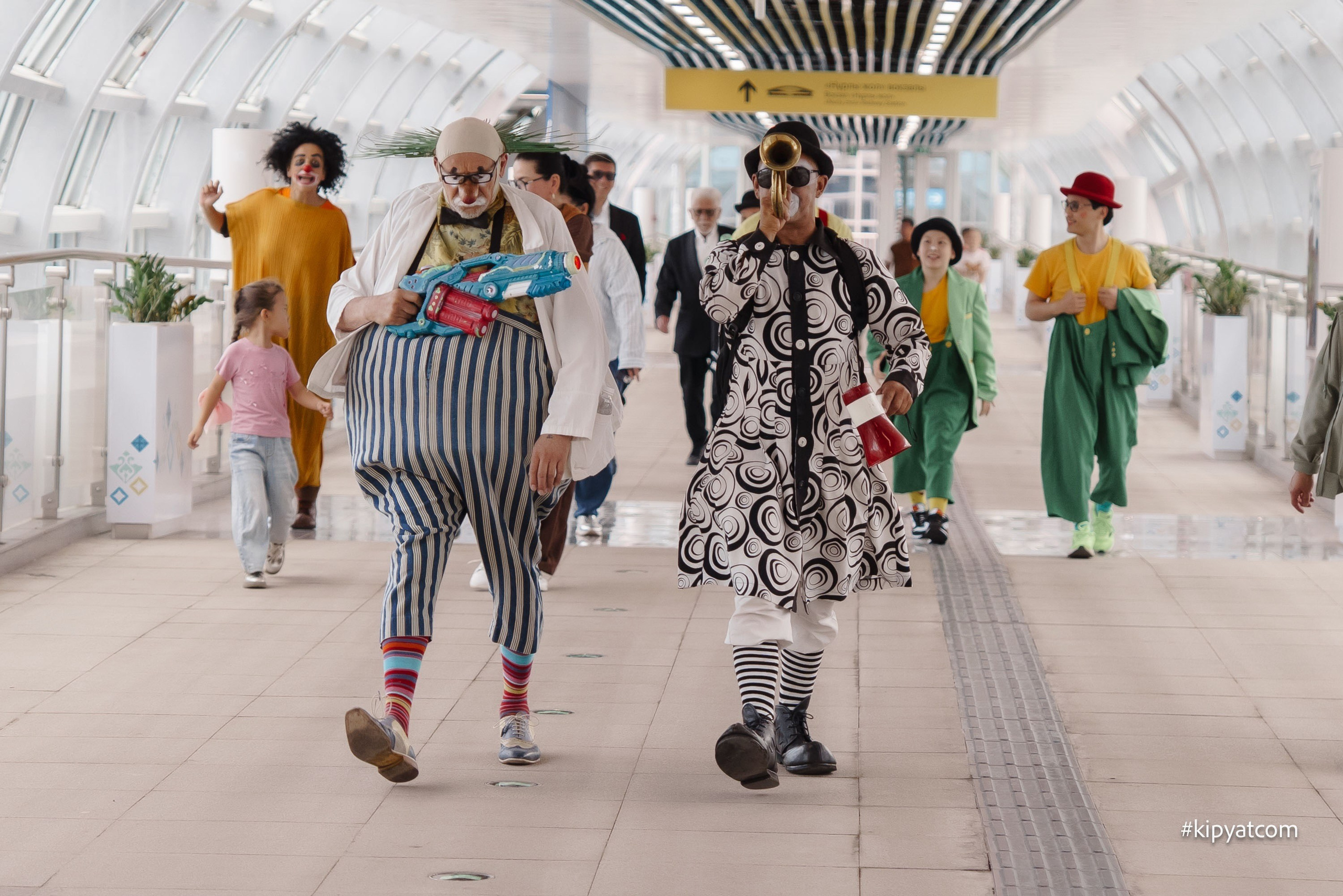 Парад клоунов в LRT Astana. Астана Кипятком