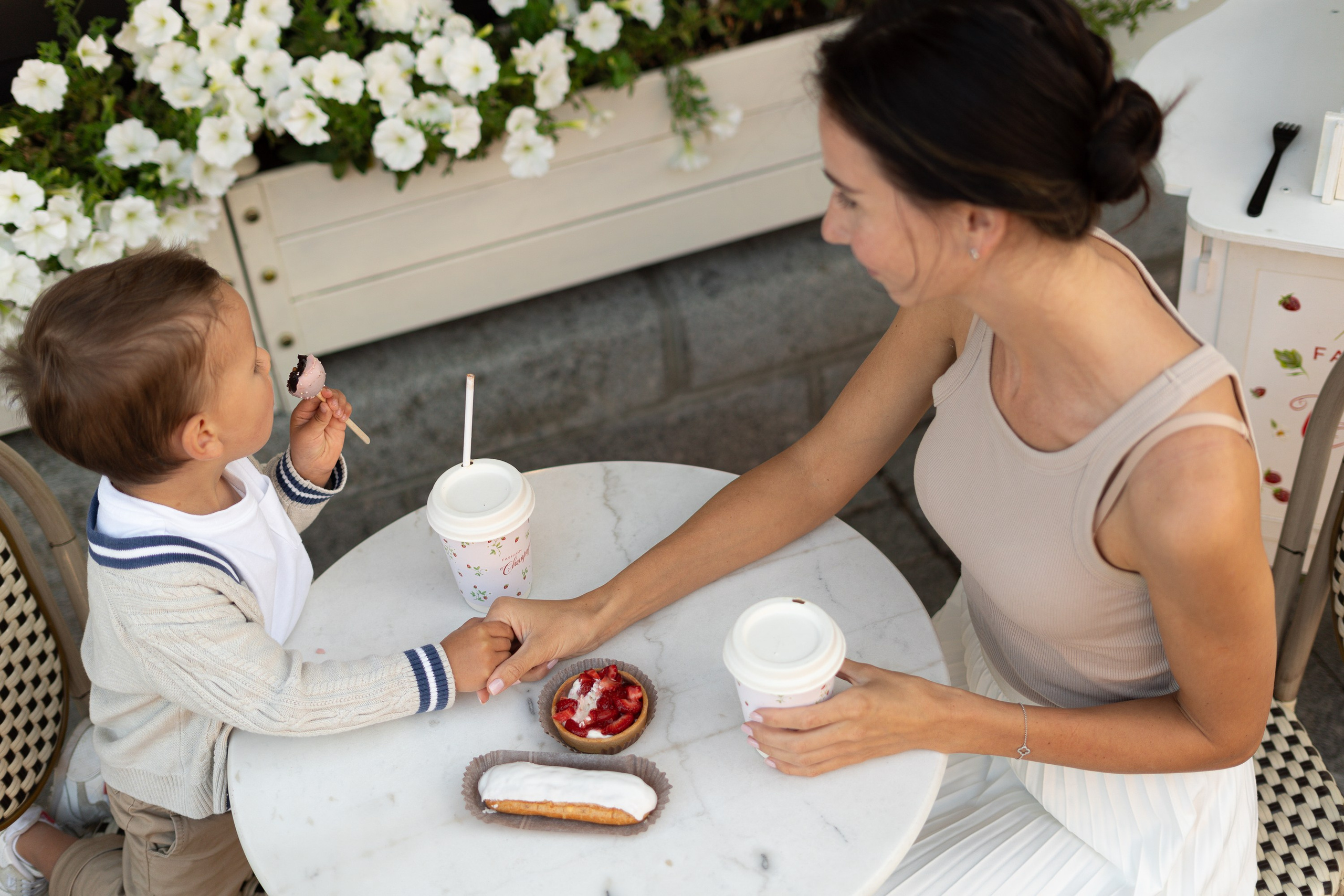 Молодая пара счастливая, улыбаются, стоят на набережной на Васильевском острове в Санкт Петербурге, обнимаются и нежатся в закатных лучах. Девушка в красном платье