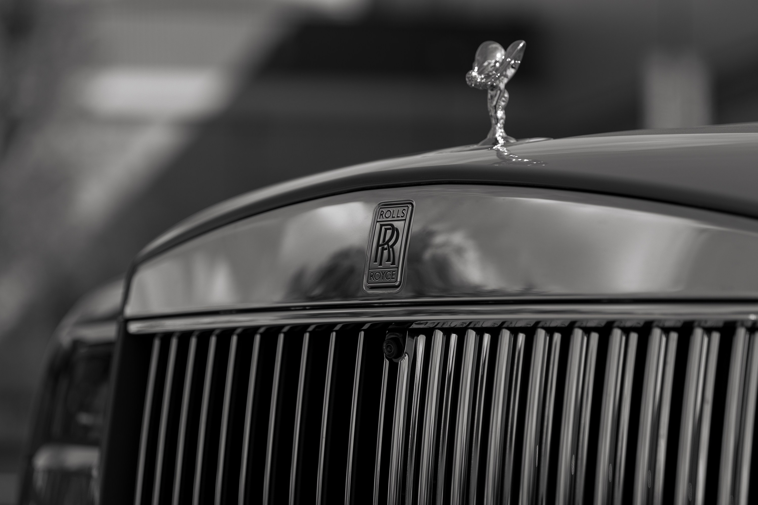 Решётка радиатора Rolls-Royce с эмблемой Spirit of Ecstasy в чёрно-белом кадре