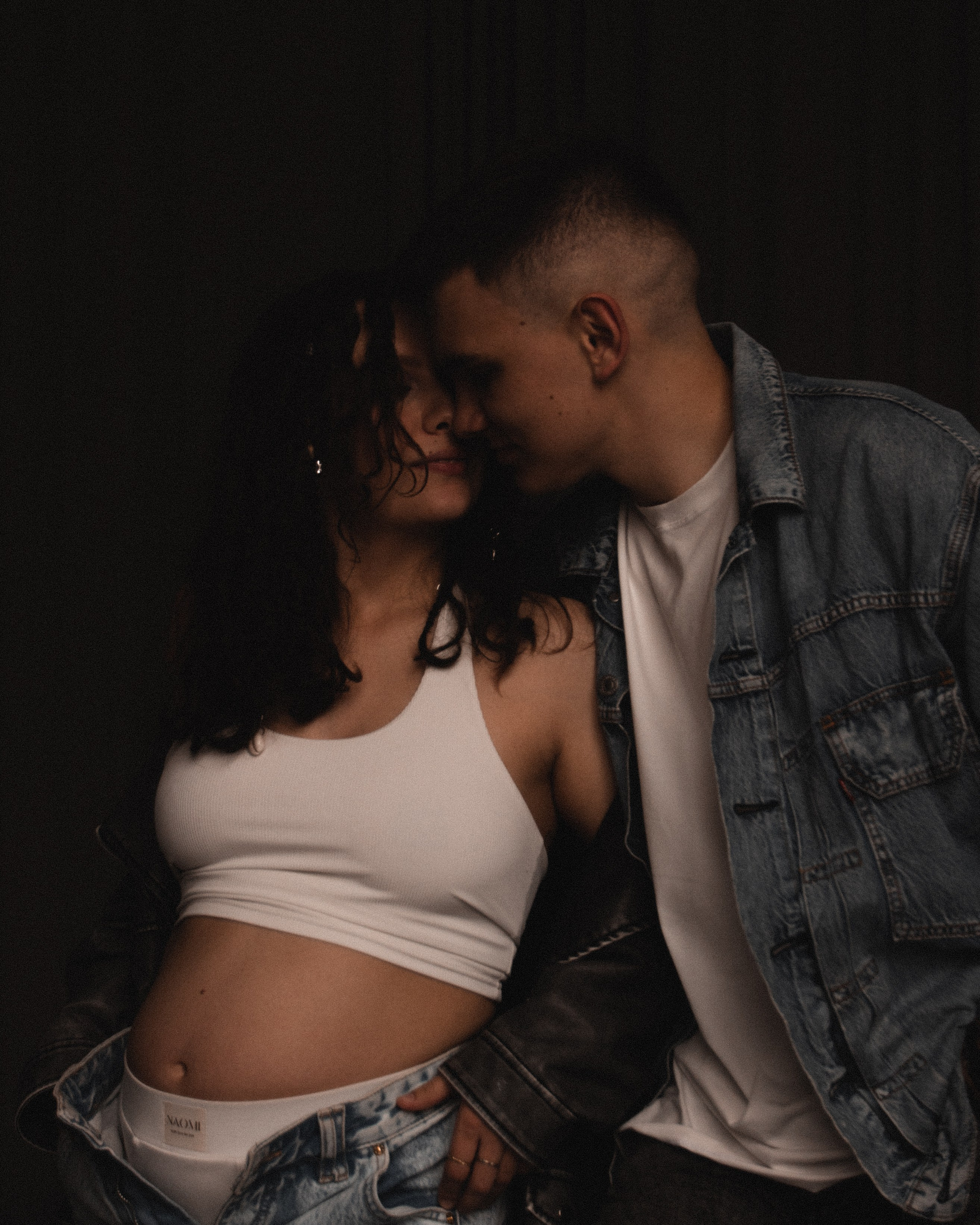 Невеста гладит жениха по лицу