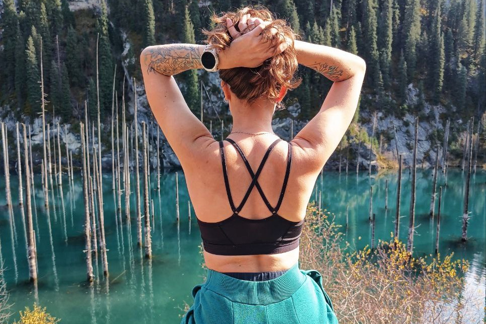 Песчаная дорога, окруженная красными скалами в Долине Замков Чарынского каньона при ярком солнечном освещении, Алматы, Казахстан