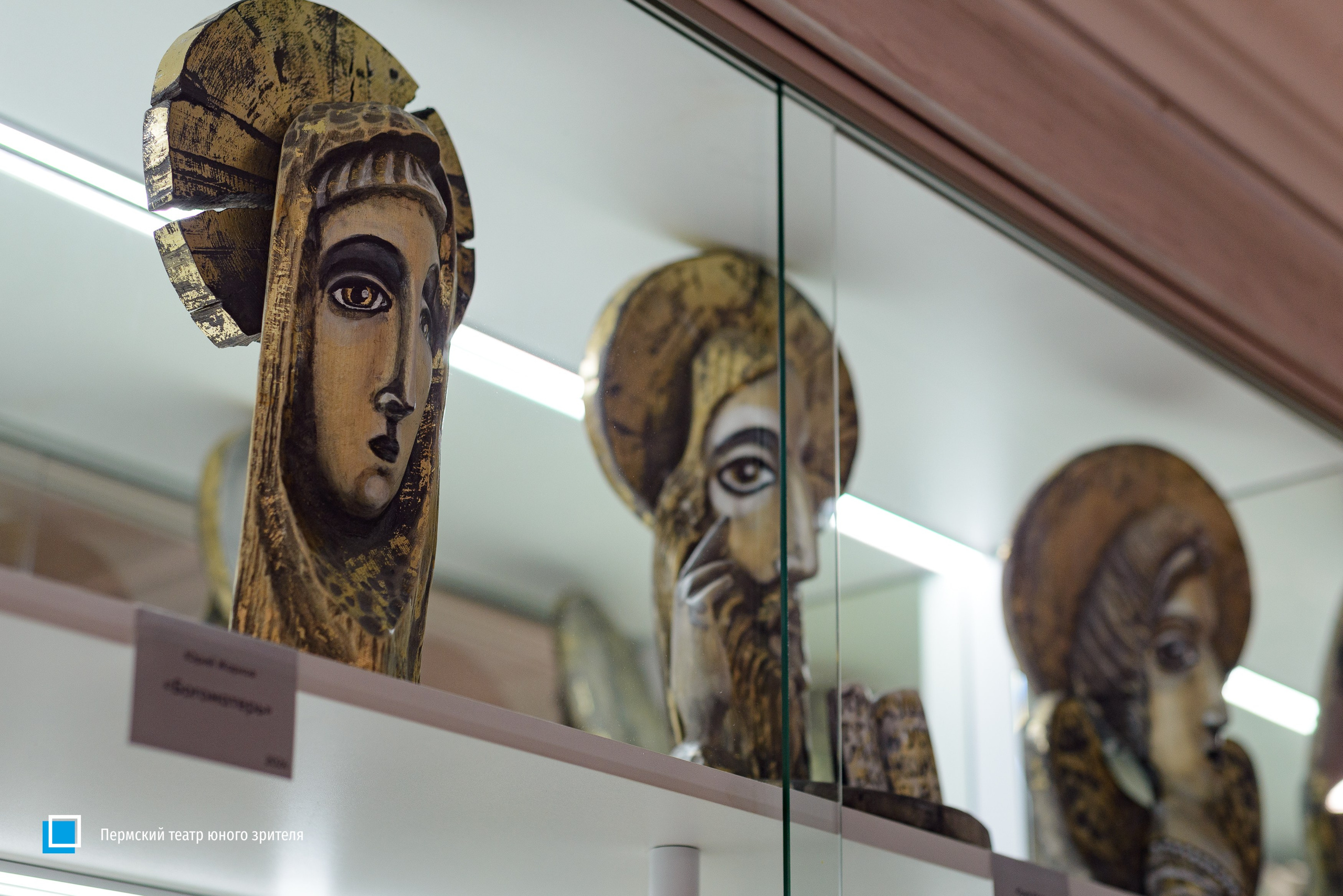 В Пермском ТЮЗе открылась выставка «Три главных» с работами Юрия Лапшина, Александра Казначеева и Юрия Жаркова. Журнал о самом особенном. Пермь и Пермский край