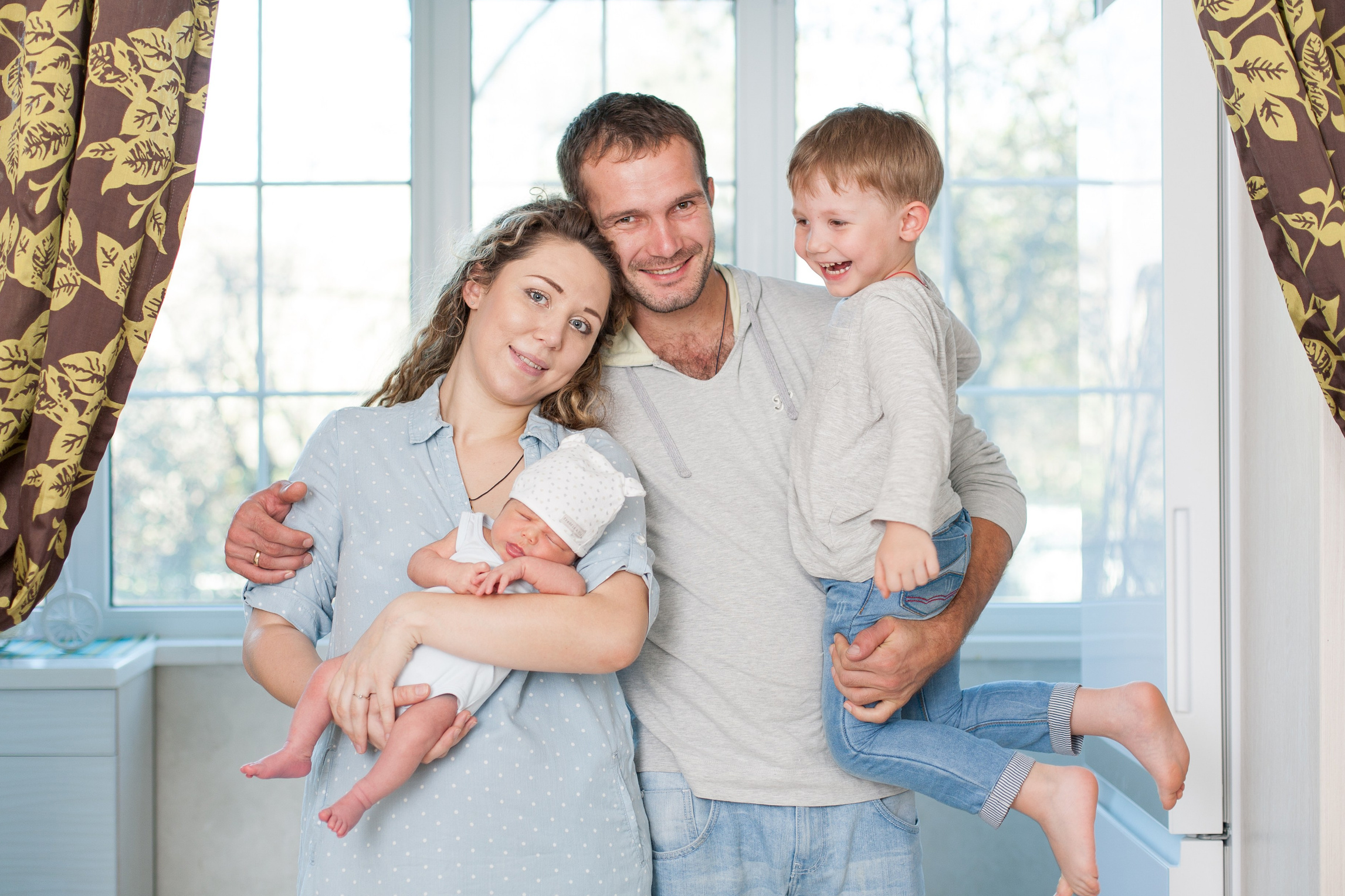 Семейная фотосессия с выездом Алматы. Портрет семьи. Папа, мама, мальчик и новорожденный.