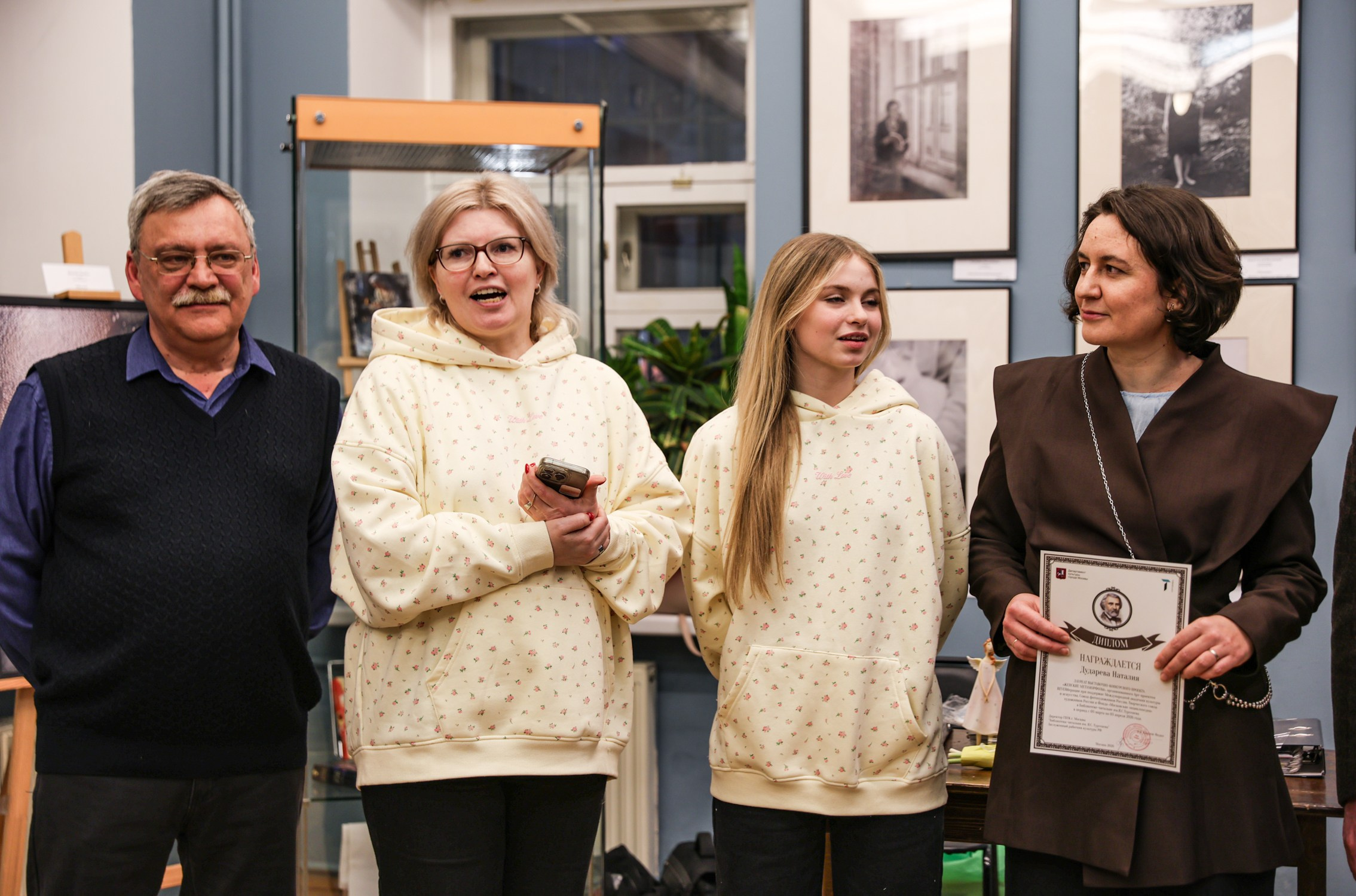 Выставка Женские Метаморфозы в Библиотека-читальня им. И. С. Тургенева. Дударева Наталия фотограф Москва