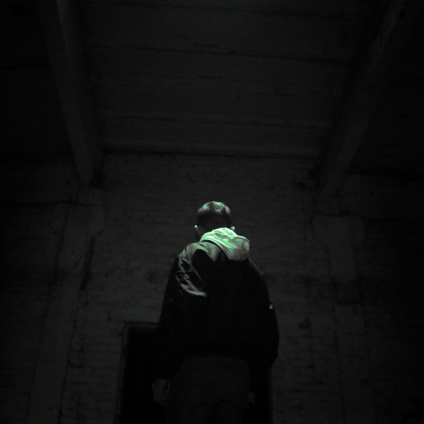 Кадр как с обложки песни в темноте под одним источником света