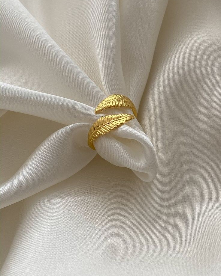 Предметная съемка бижутерии на светлом фоне, акцент на гармонии форм и текстур