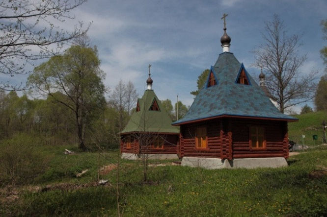 купели святого источника в 150 метрах от Шалово-парк Серебрянные ключи