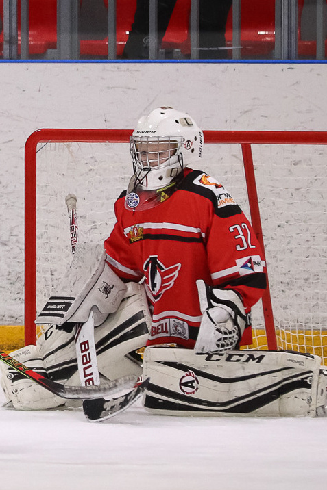 Команда хоккеистов клуба "Спартаковец" защищает ворота на турнире Трутко