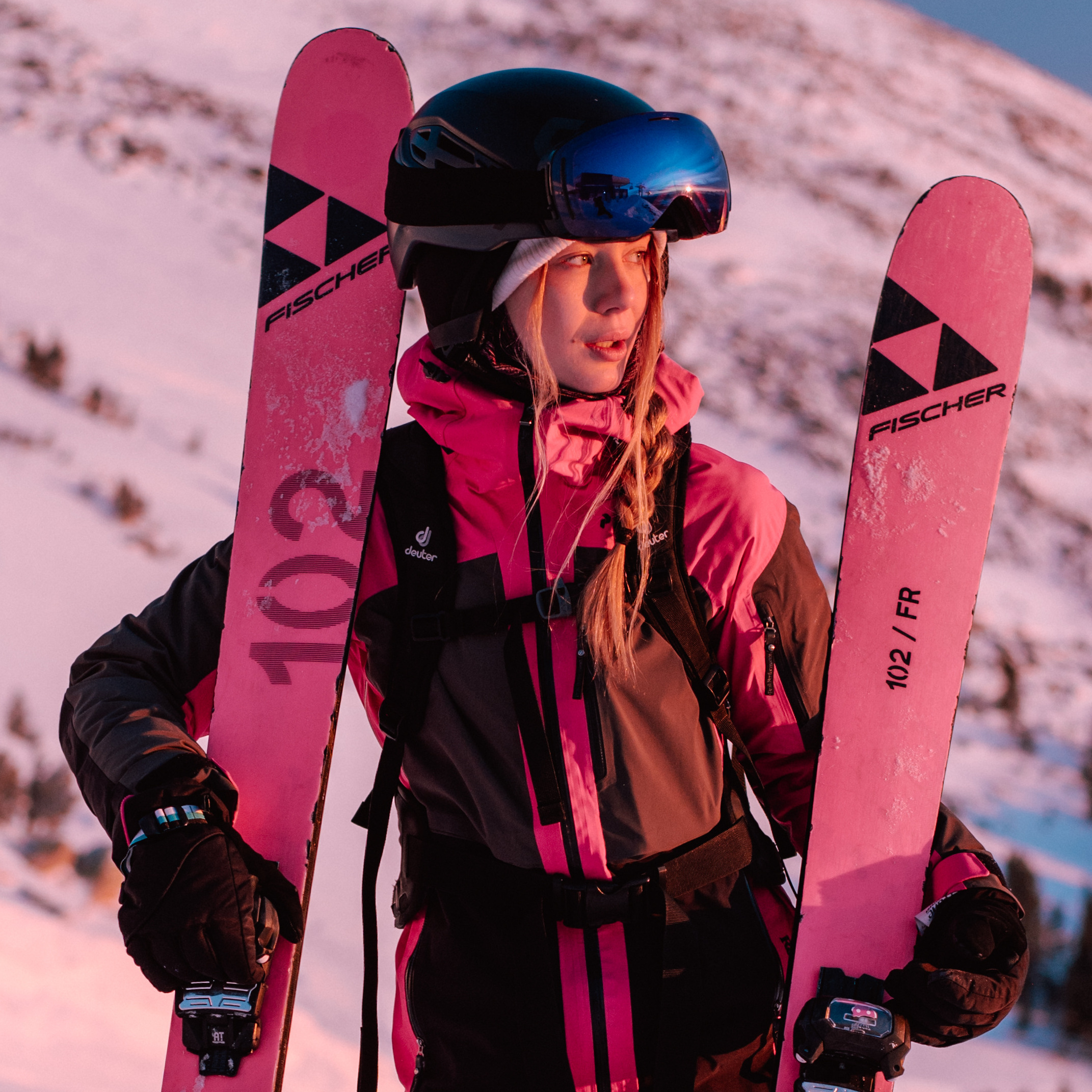 Фотосъемка девушки с лыжами на рассвете в Шерегеше