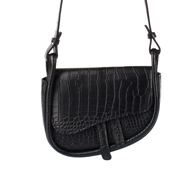 Черная сумка с длинным плечевым ремешком на белом фоне