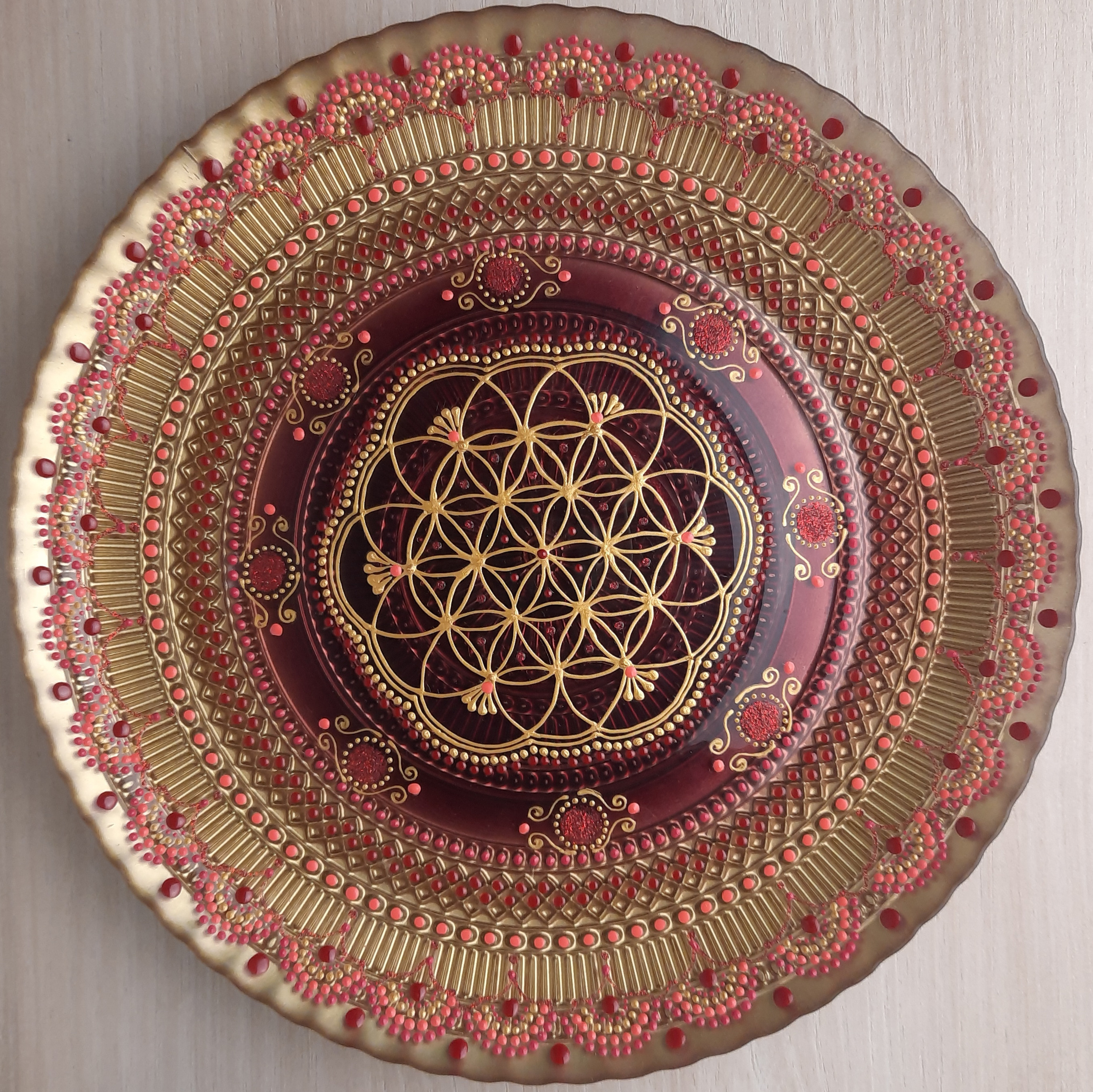 МАГАЗИН — «Мелодия любви» Мандала бордовая на тарелочке. Свет Мандал Светланы Филимоновой