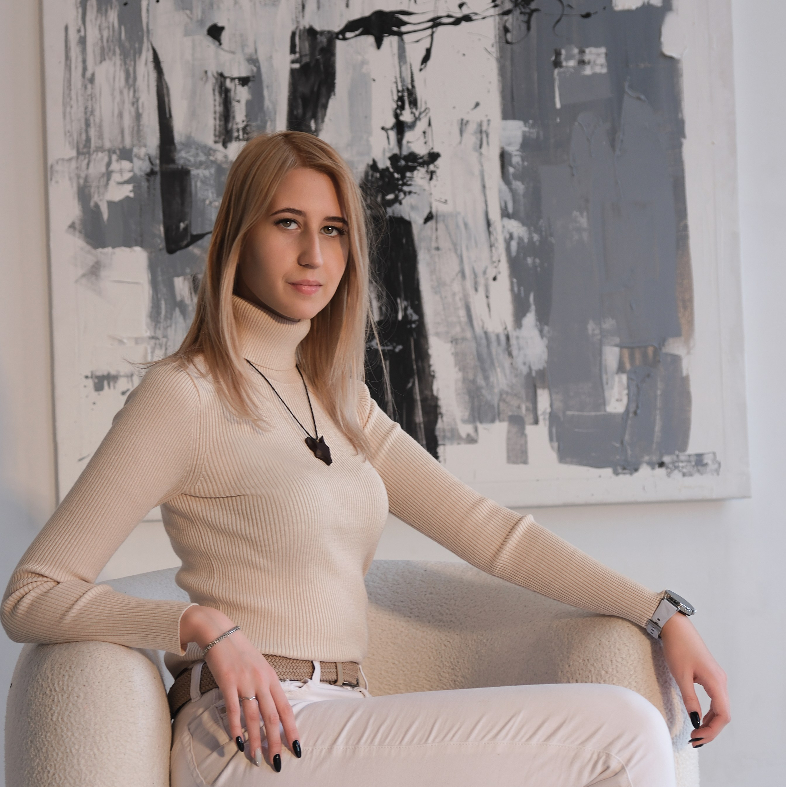 Девушка-фотограф сидит на кресле