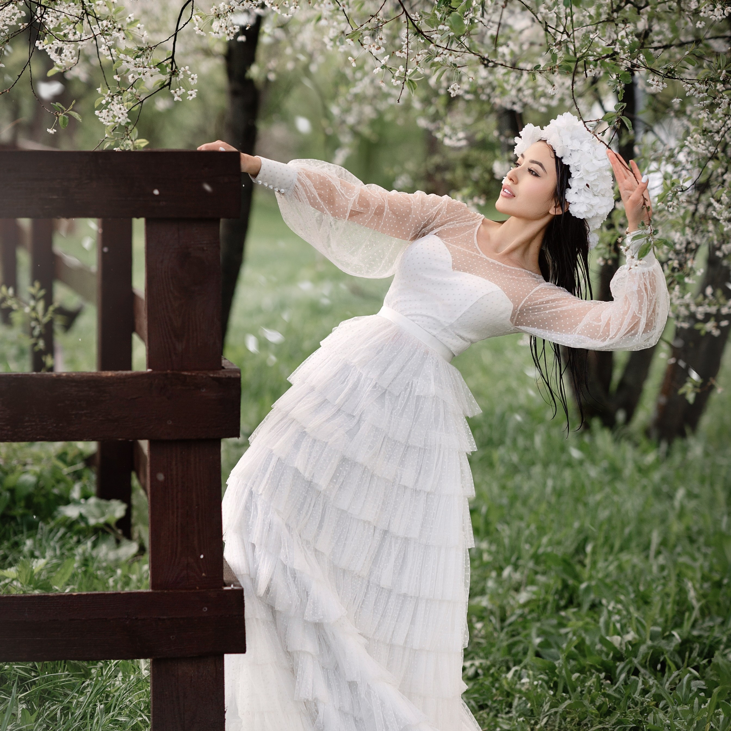 Детская фотосъемка на природе - мальчик играет со снегом в зимнем лесу