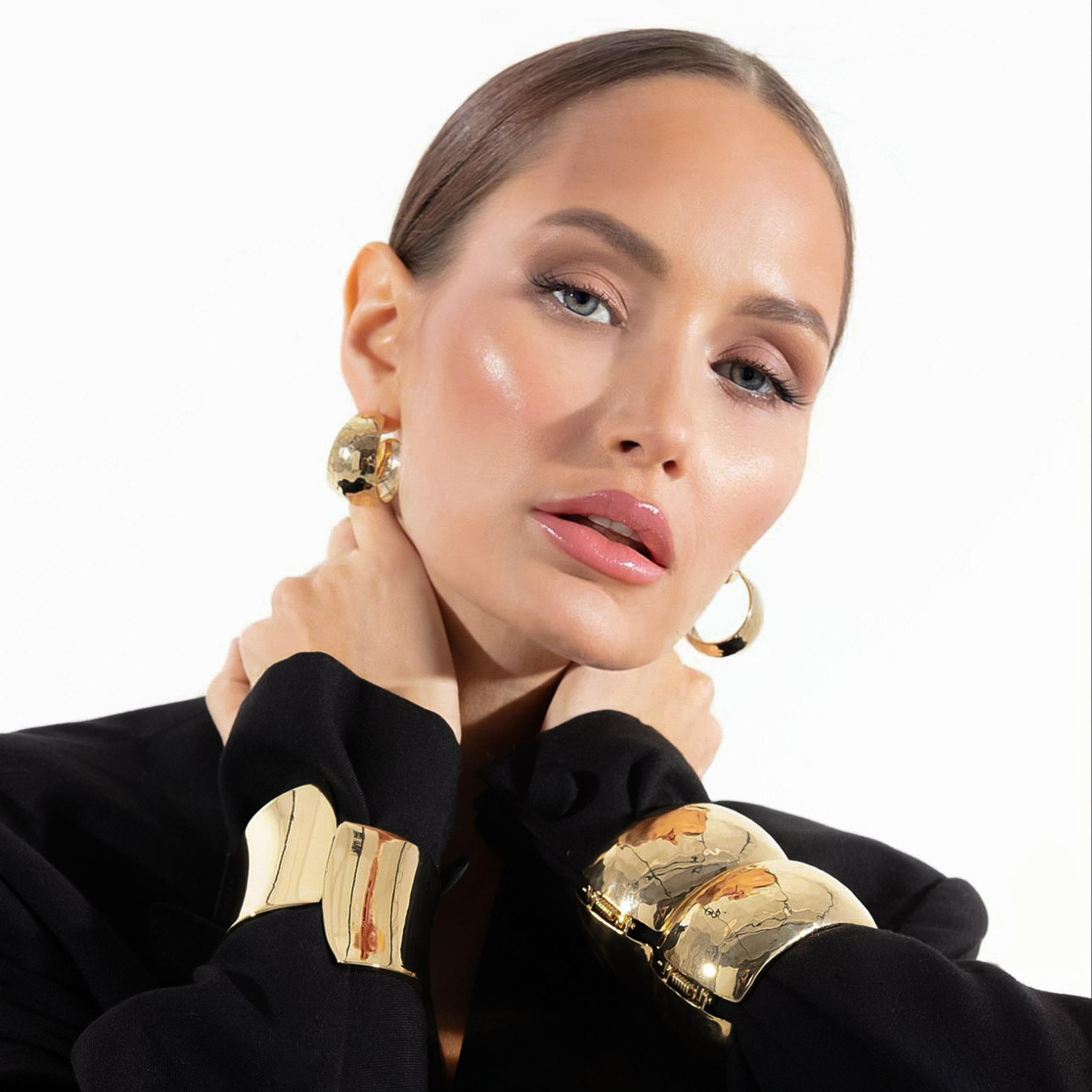 профессиональный стилист Karina Nova Санкт-Петербург, делает разбор гардероба, шопинг сопровождение