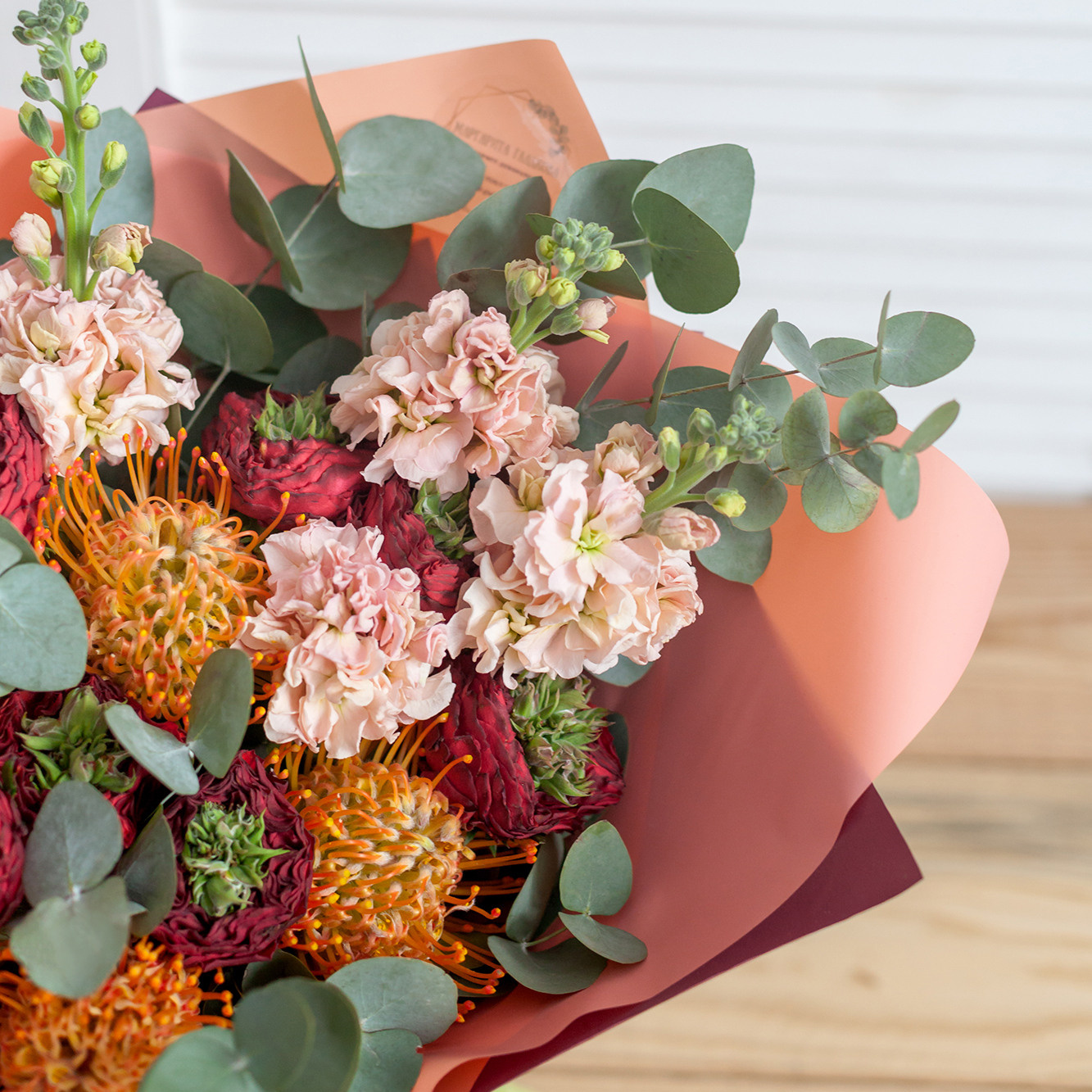 Букет розы рэд ай, леукоспермум, антирринум, эвкалипт. Флорист Маргарита Гладкова