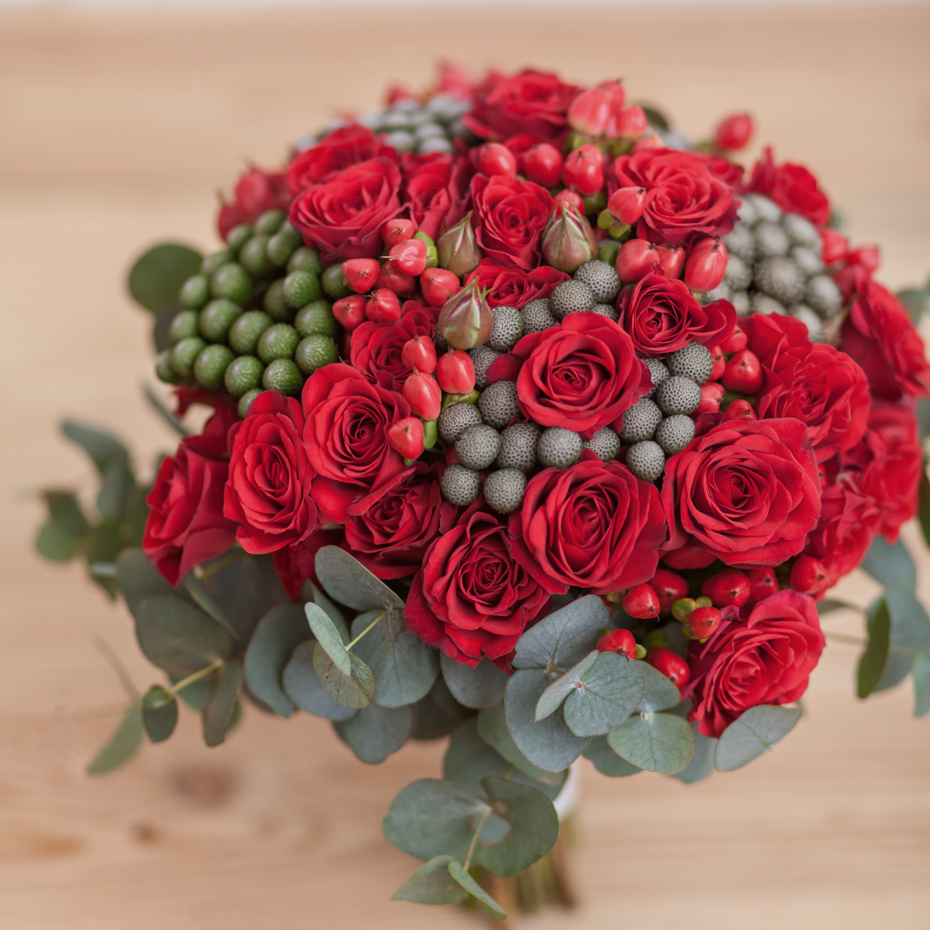 Букет невесты с яркими красными цветами, флорист Маргарита Гладкова