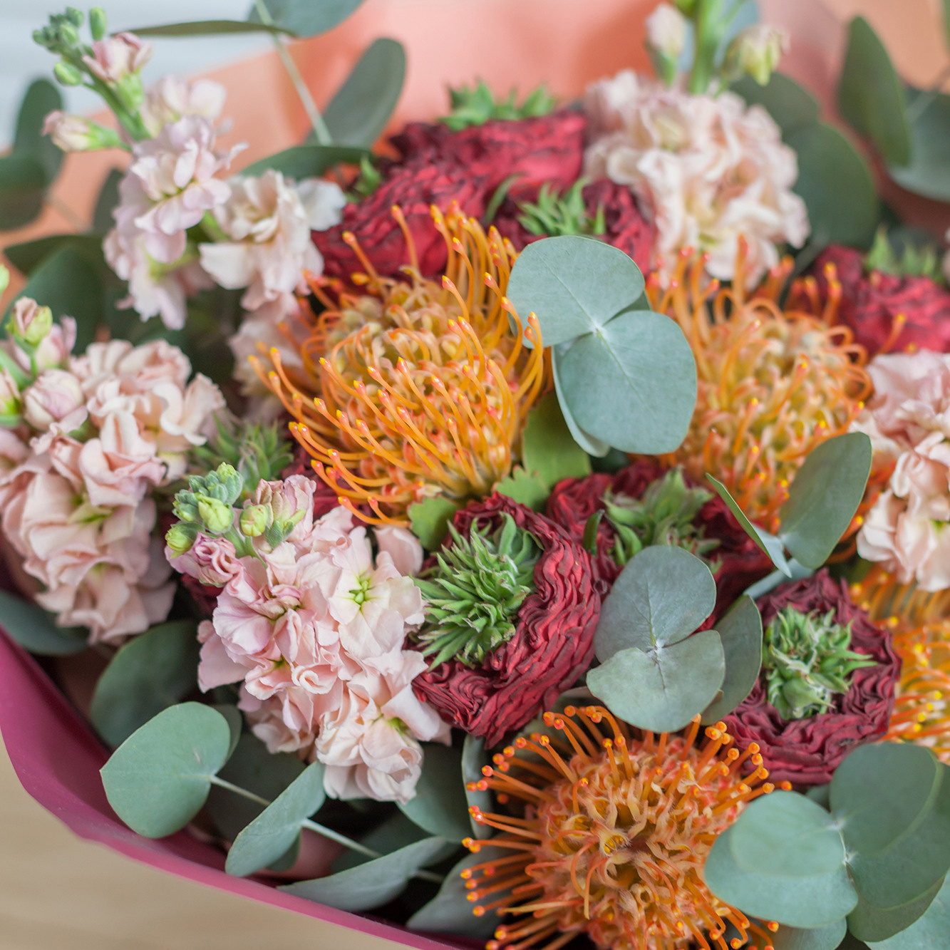 Букет розы рэд ай, леукоспермум, антирринум, эвкалипт. Флорист Маргарита Гладкова