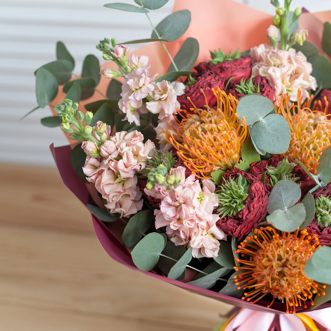 Букет розы рэд ай, леукоспермум, антирринум, эвкалипт. Флорист Маргарита Гладкова