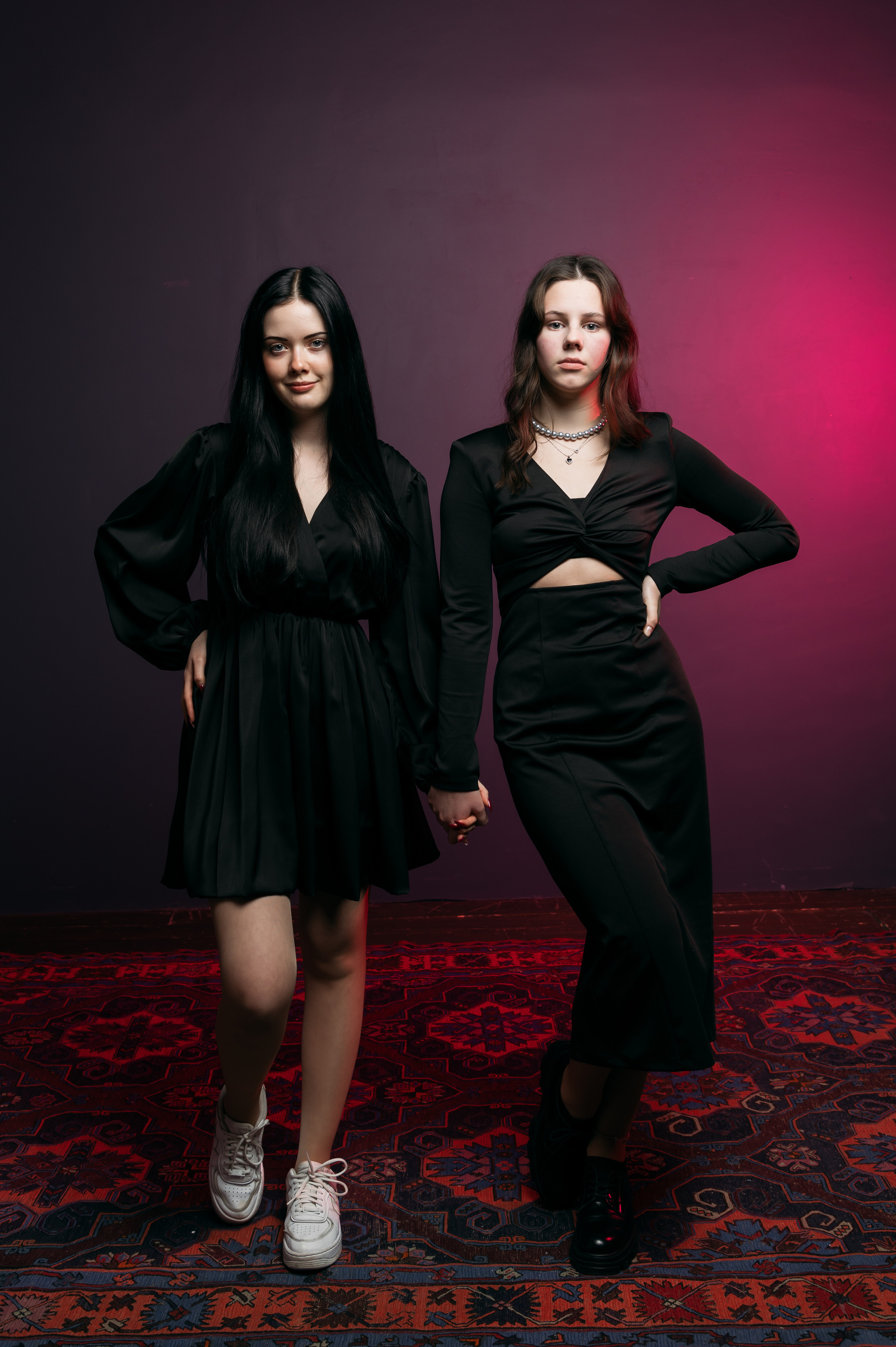 Выпускницы 11 класса взялись за руки, фото с красными цветными фильтрами. Работа фотостудии Вышка в Москве.