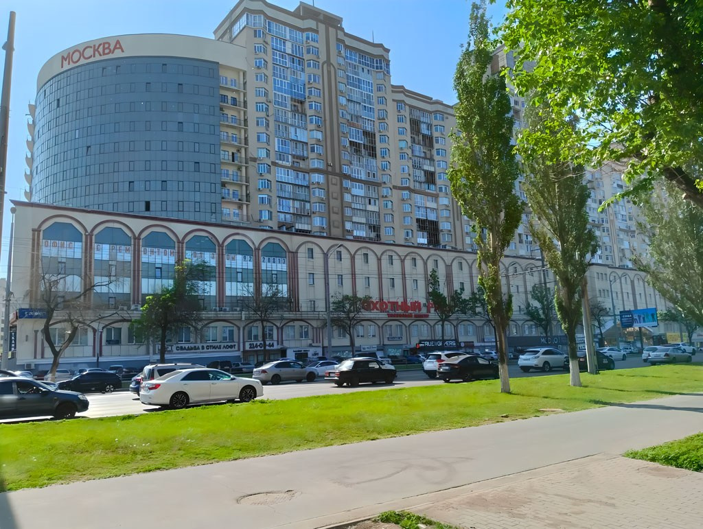 ТЦ «Охотный ряд» в котором находится фотостудия Фотомарис рядом с парком Гагарина в Самаре
