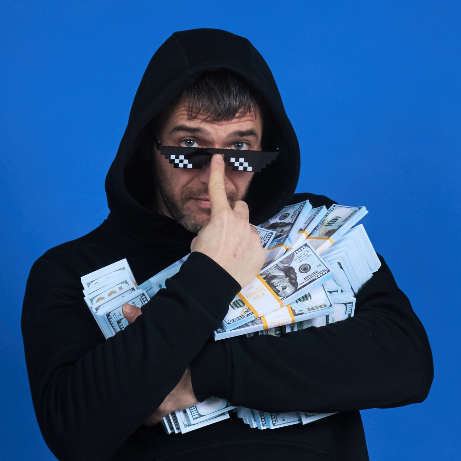 Автопортретная #5 Фотостудия с голубым фоном и игрушечными пачками денег и парень в очках пикселях