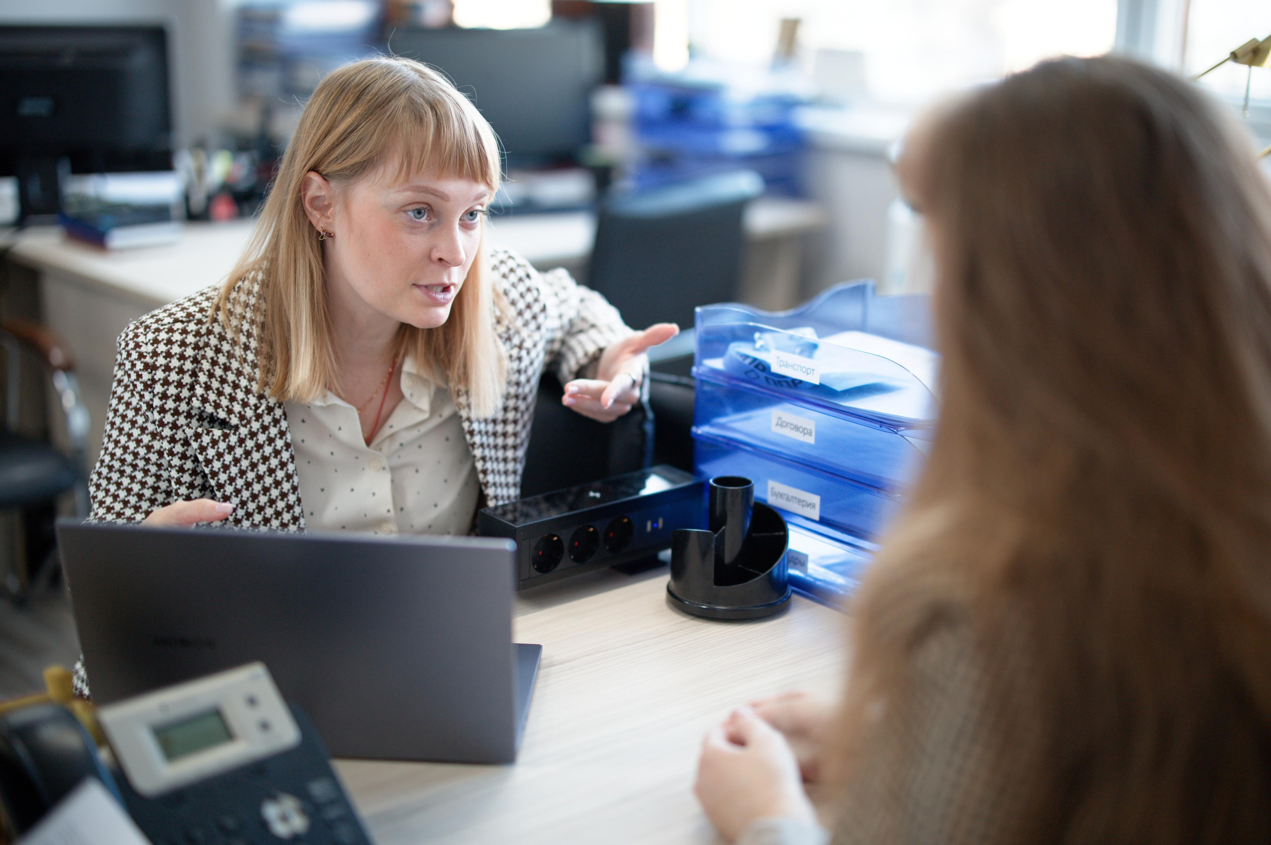 Девушки обсуждают регистрацию ООО