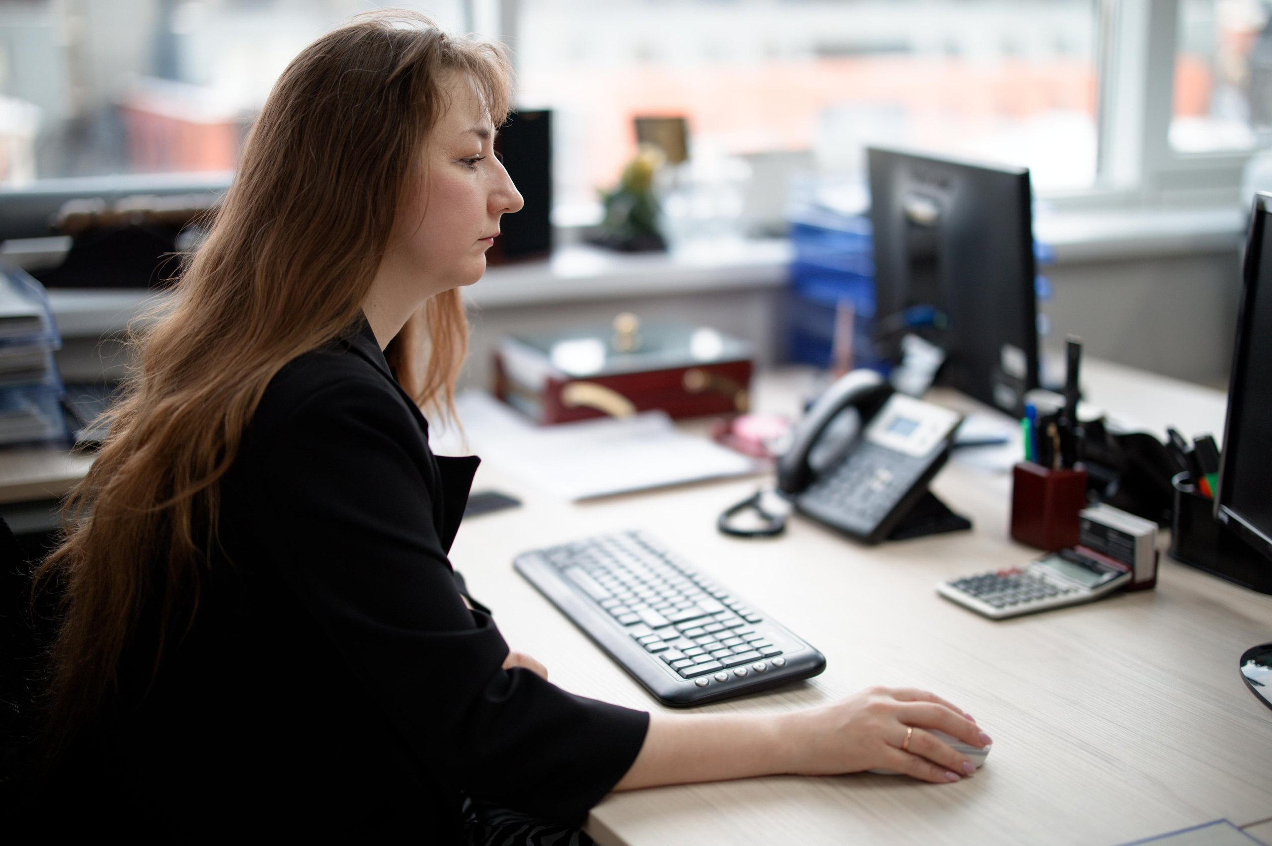 Девушка ведёт кадровое делопроизводство