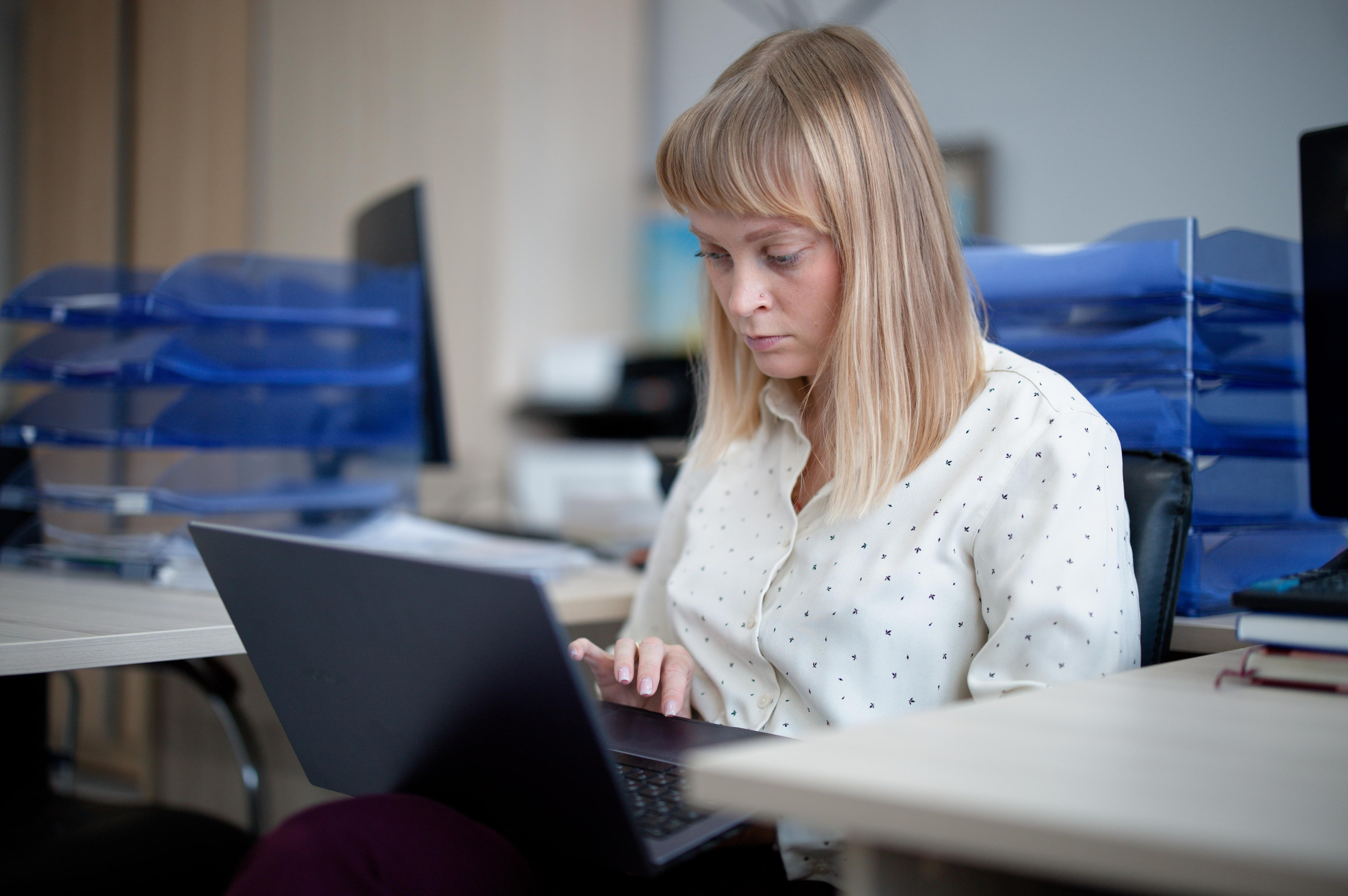 Девушка бухгалтер ведёт кадровый учёт в ноутбуке