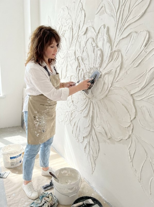 Барельеф на стене. Художник