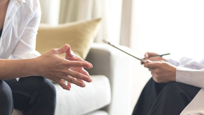 Как найти своего психолога. Так устроена жизнь, что человеку приходится постоянно сталкиваться в теми или иными трудностями, проблемами. Но не всегда хватает сил, знаний для их решения. Человек может обратиться за советом или помощью к близким людям, к друзьям, знакомым. А при необходимости приходится обращаться к специалистам в той или иной области. Это может быть юрист, врач, педагог, опытный бухгалтер и др. А если человеку нужна психологическая помощь, то как определить, к какому специалисту обратиться? С чего начать?