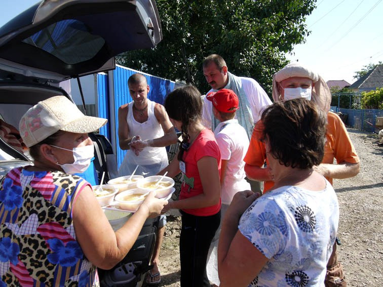 Волонтеры в Крымске 11 июля 2012 года. Пища для Жизни
