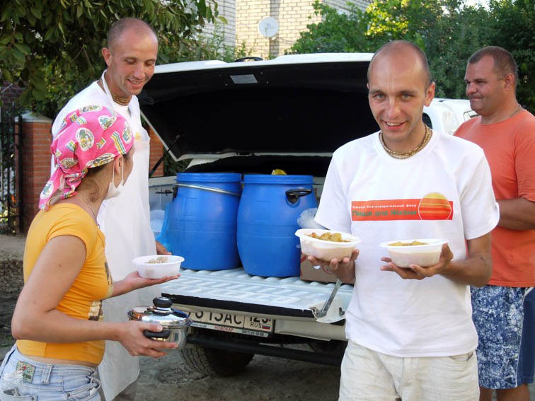 Волонтеры в Крымске 11 июля 2012 года. Пища для Жизни