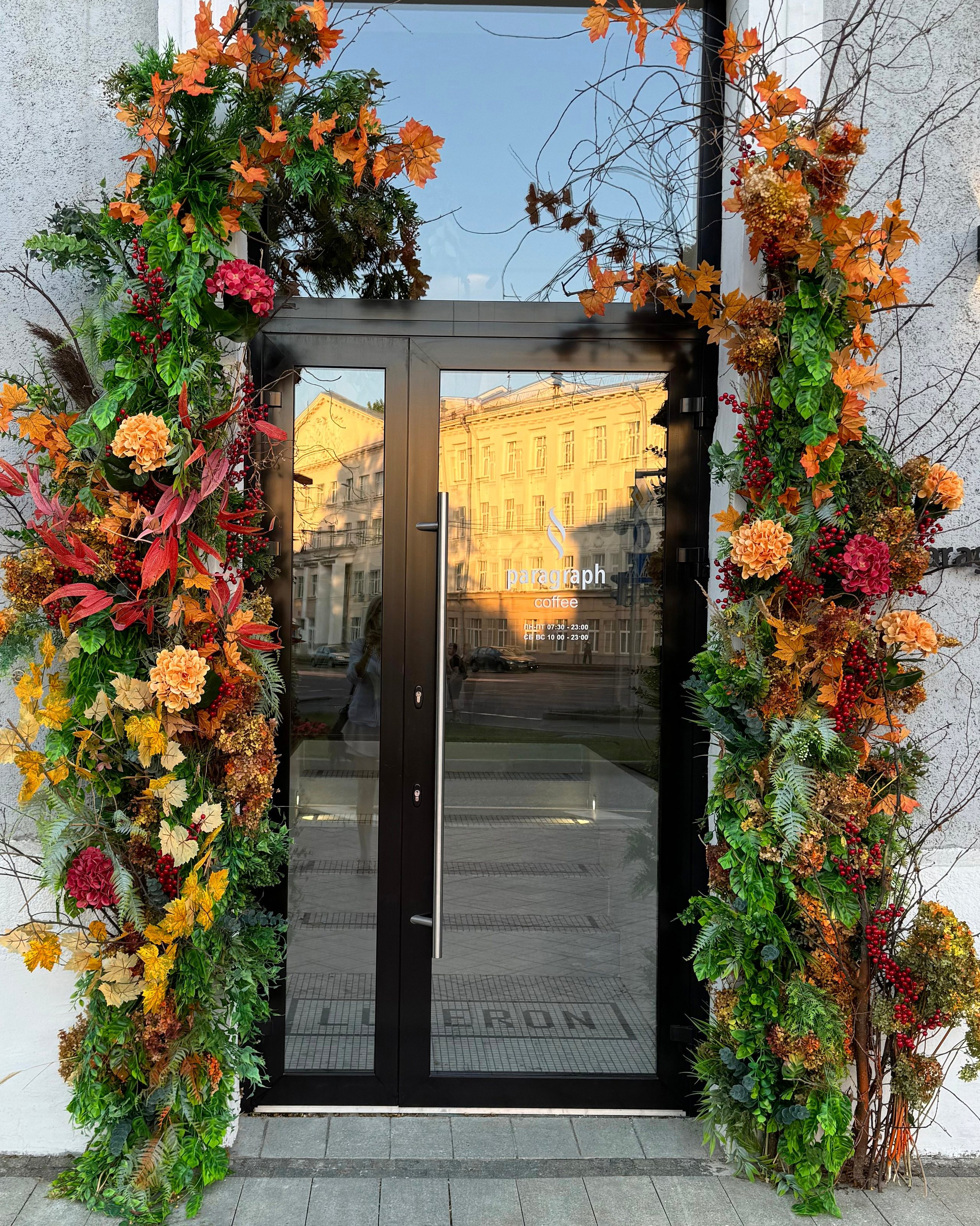 Декоратор в Минске Алёна Шевелёва. Весеннее оформление входных групп. Декор заведений