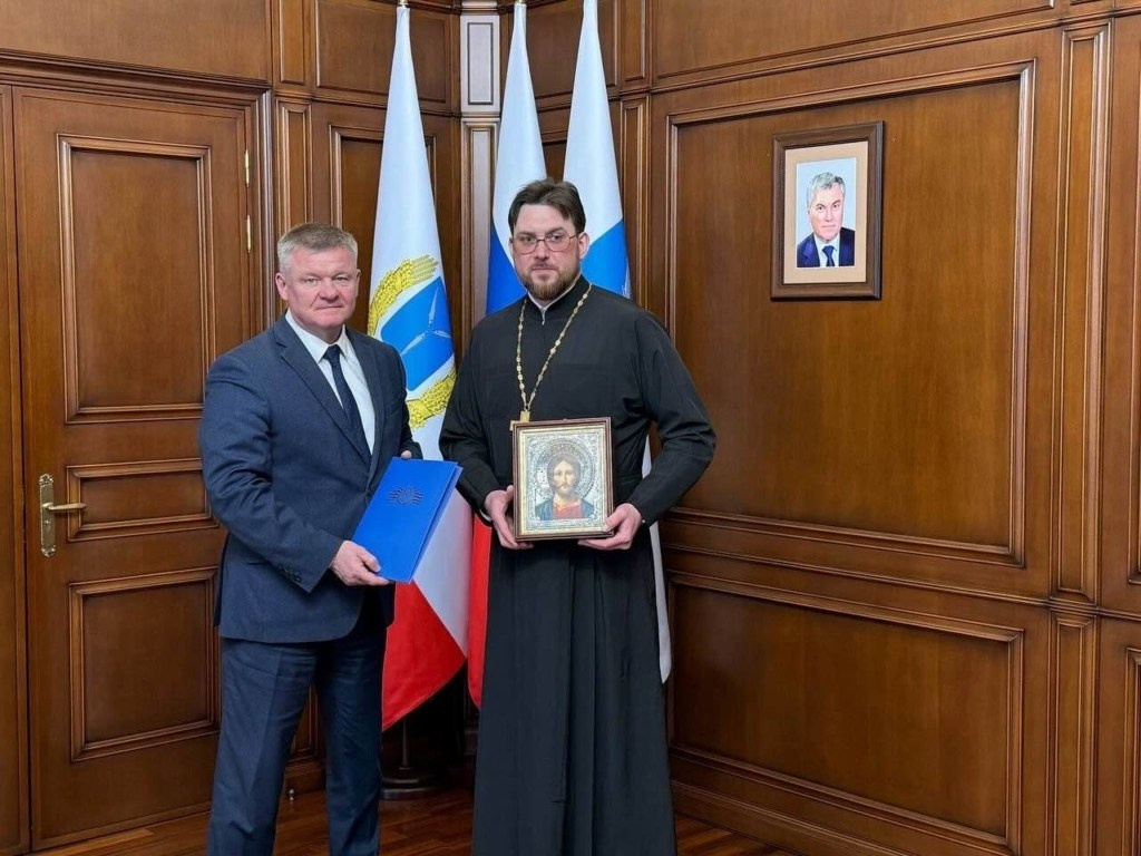 Благочинный от лица епархии поздравил Михаила Александровича Исаева с избранием главой города. Северное благочиние Саратовской епархии