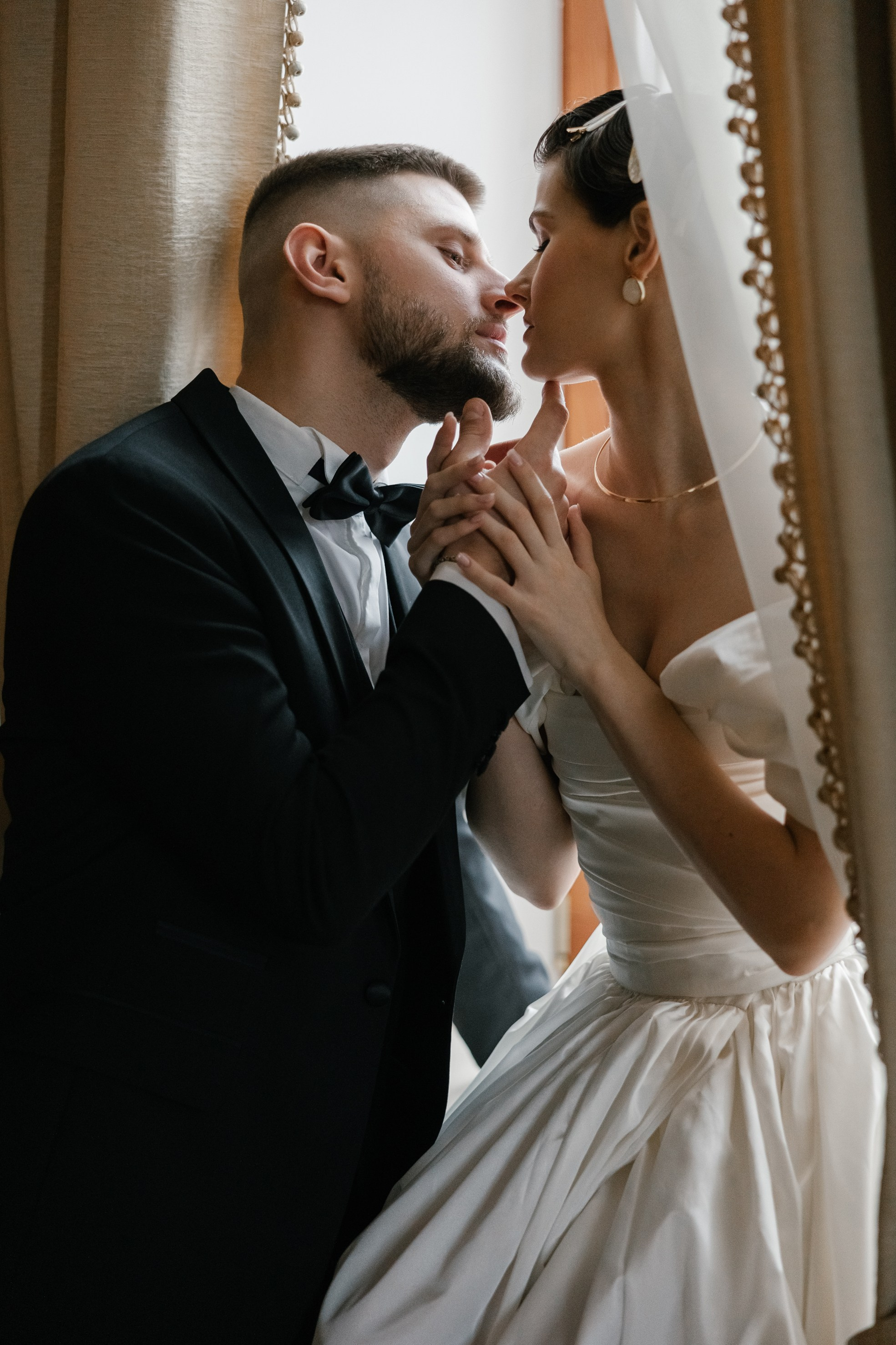 Камерная свадьба в Москве, профессионально заснятая свадебным фотографом, чтобы сохранить драгоценные моменты вашего счастливого дня.