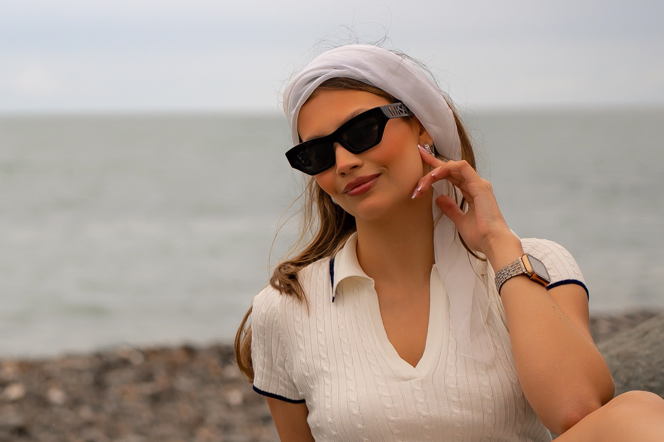 Love story в парке ,в красивых нарядах парень и девушка