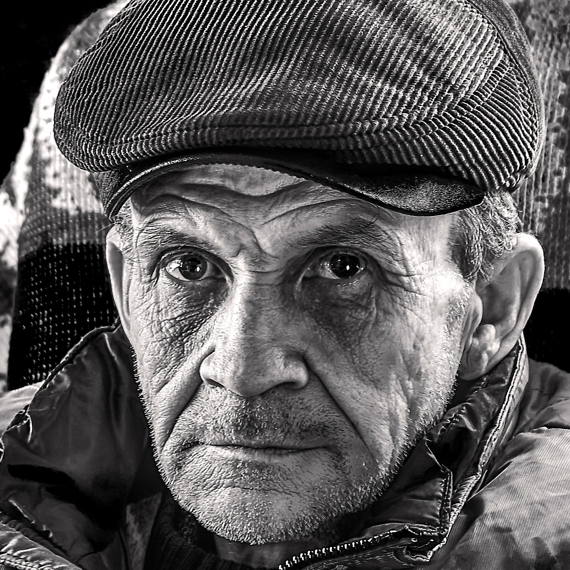 Характерный мужской портрет пожилого человека в чёрно-белом исполнении.