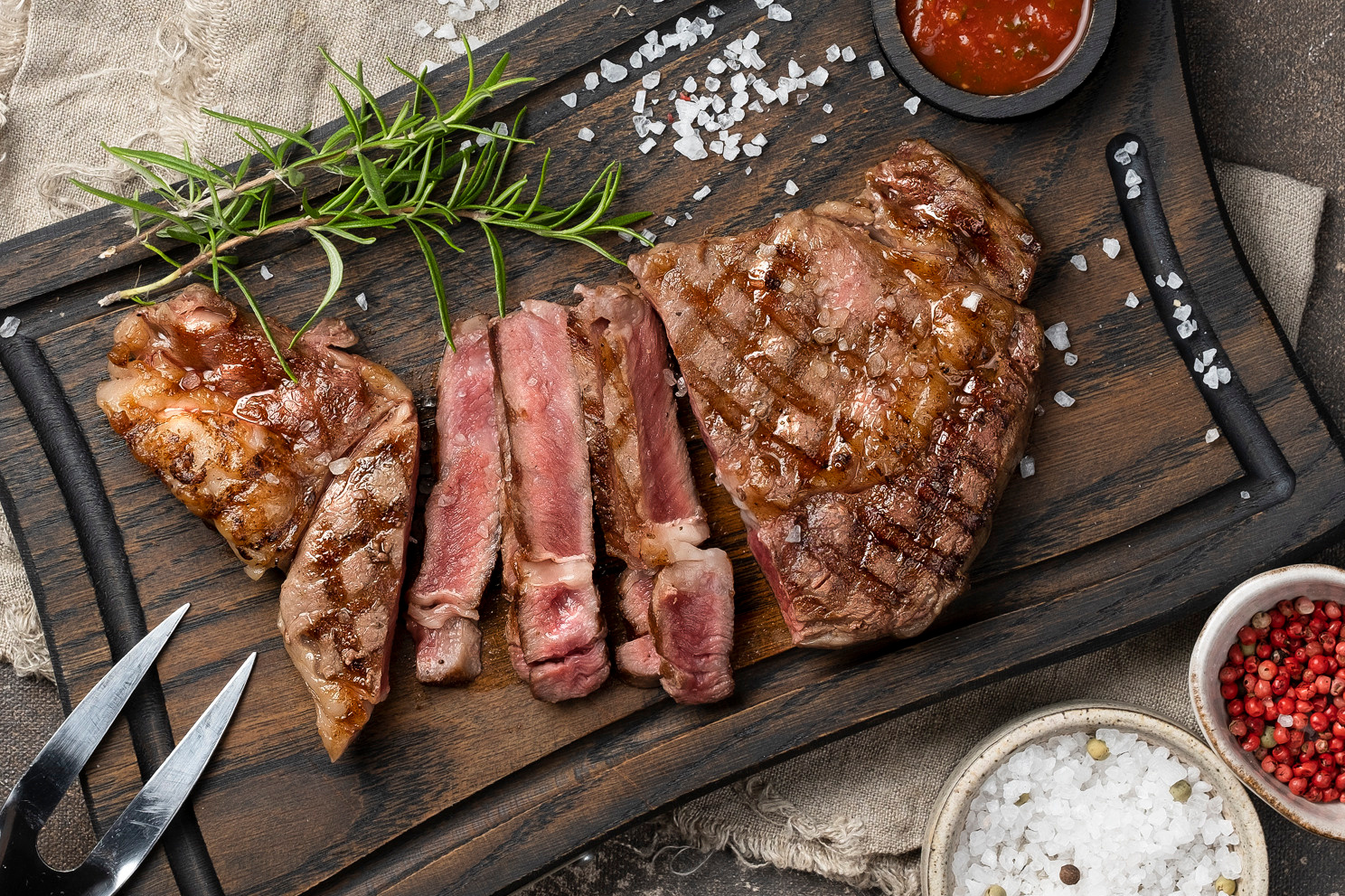 аппетитный стейк рибай