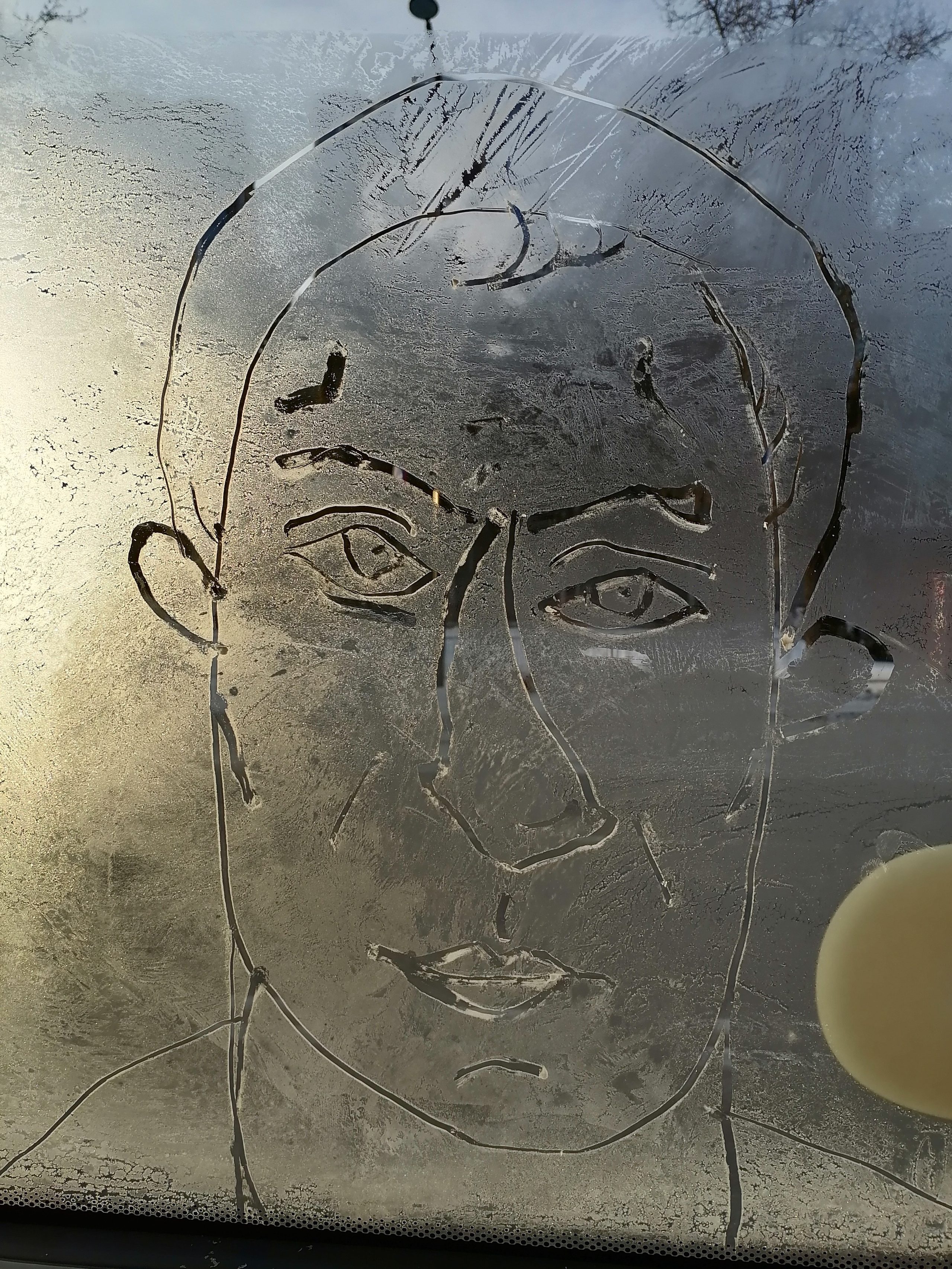 Рисункинаокнахавтобуса. Художник Рыбак Николай