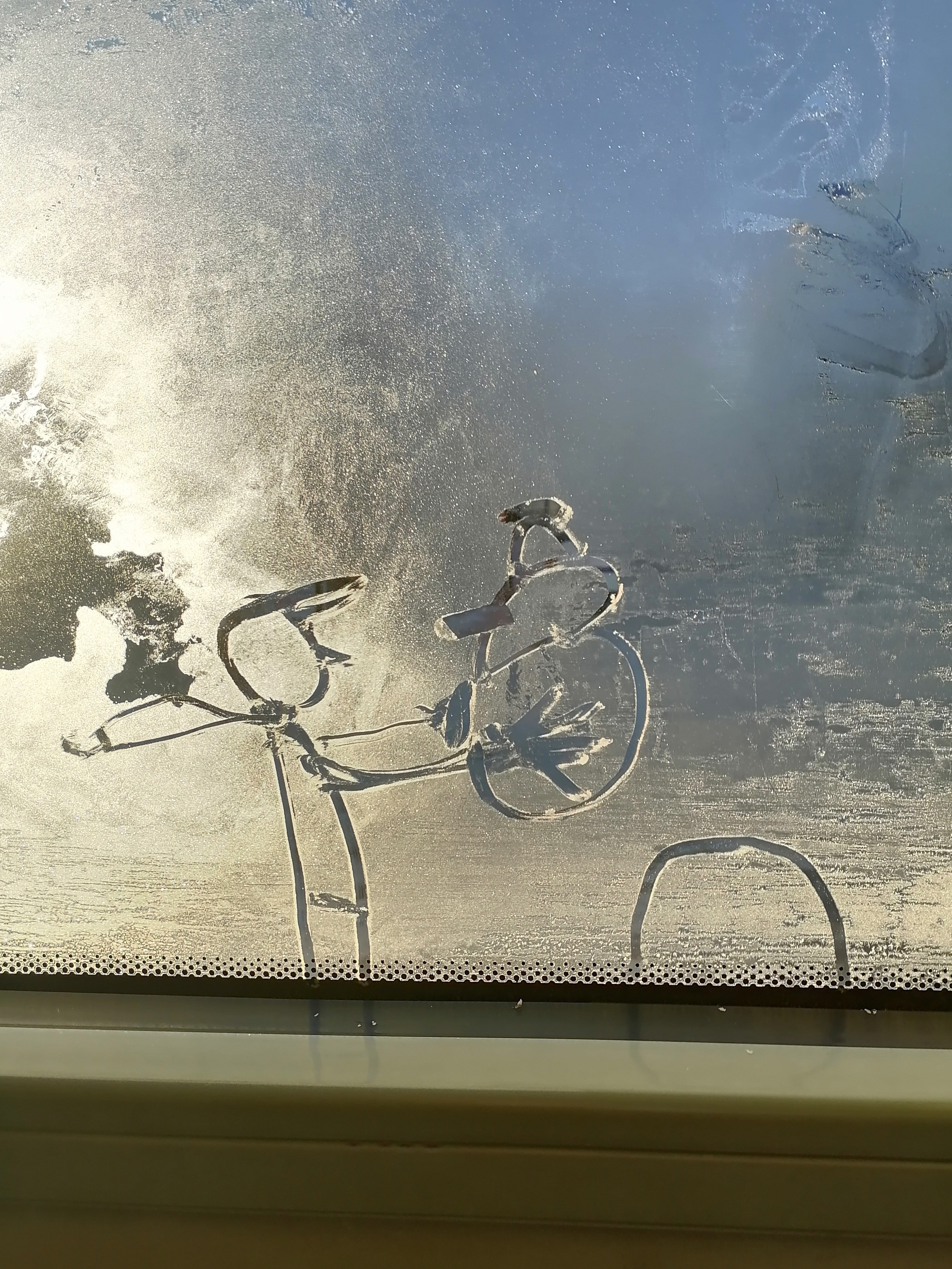 Рисункинаокнахавтобуса. Художник Рыбак Николай