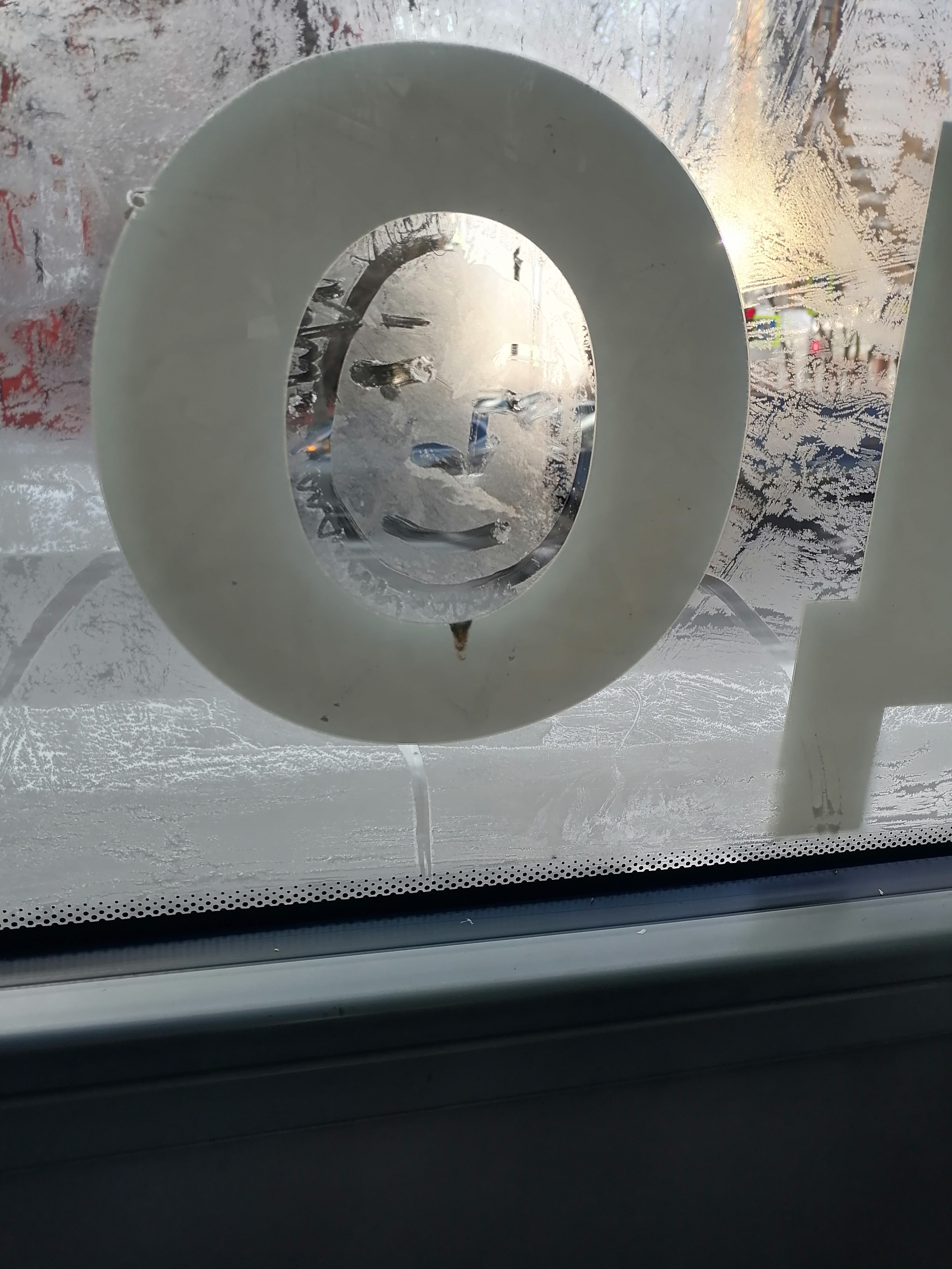 Рисункинаокнахавтобуса. Художник Рыбак Николай