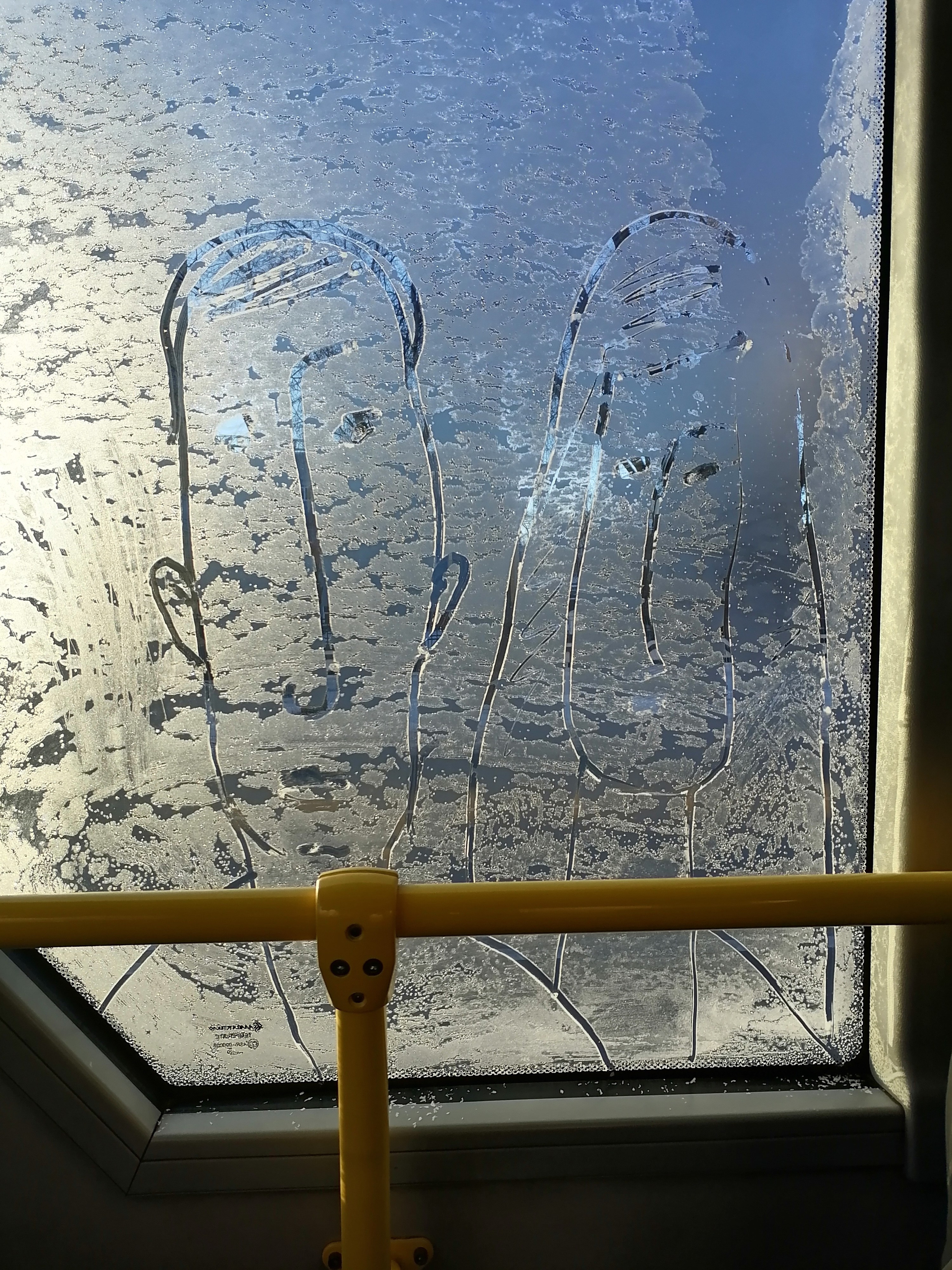 Рисункинаокнахавтобуса. Художник Рыбак Николай