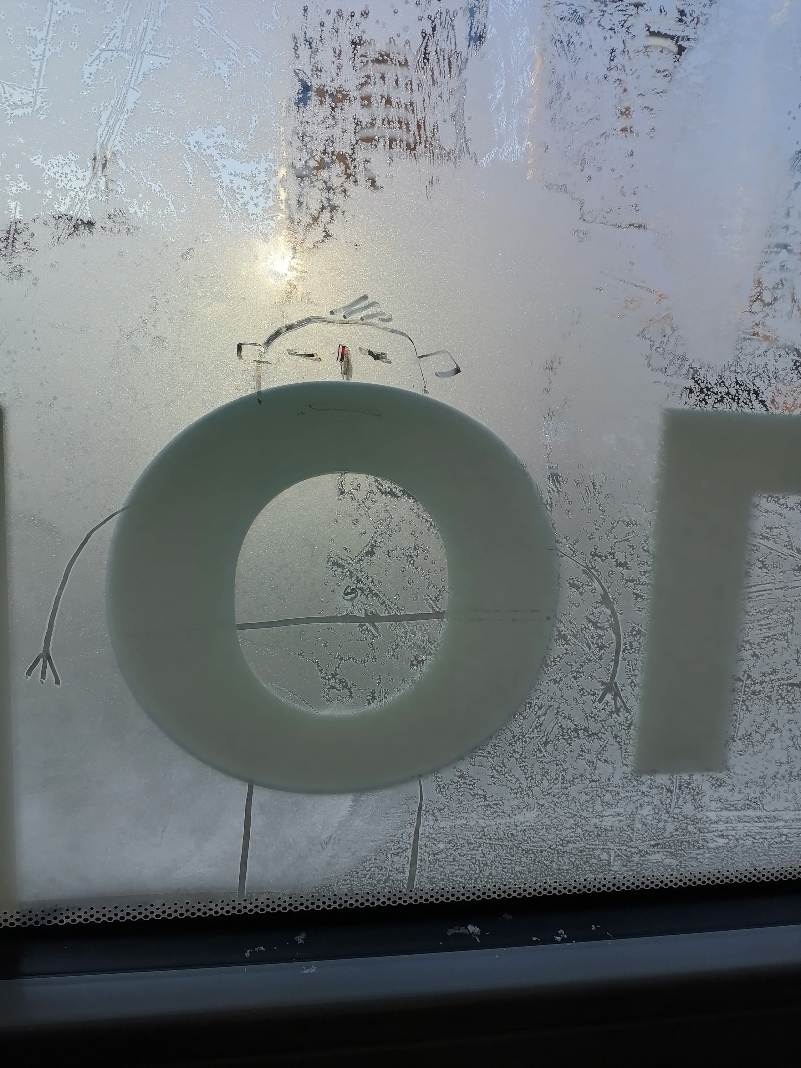 Рисункинаокнахавтобуса. Художник Рыбак Николай