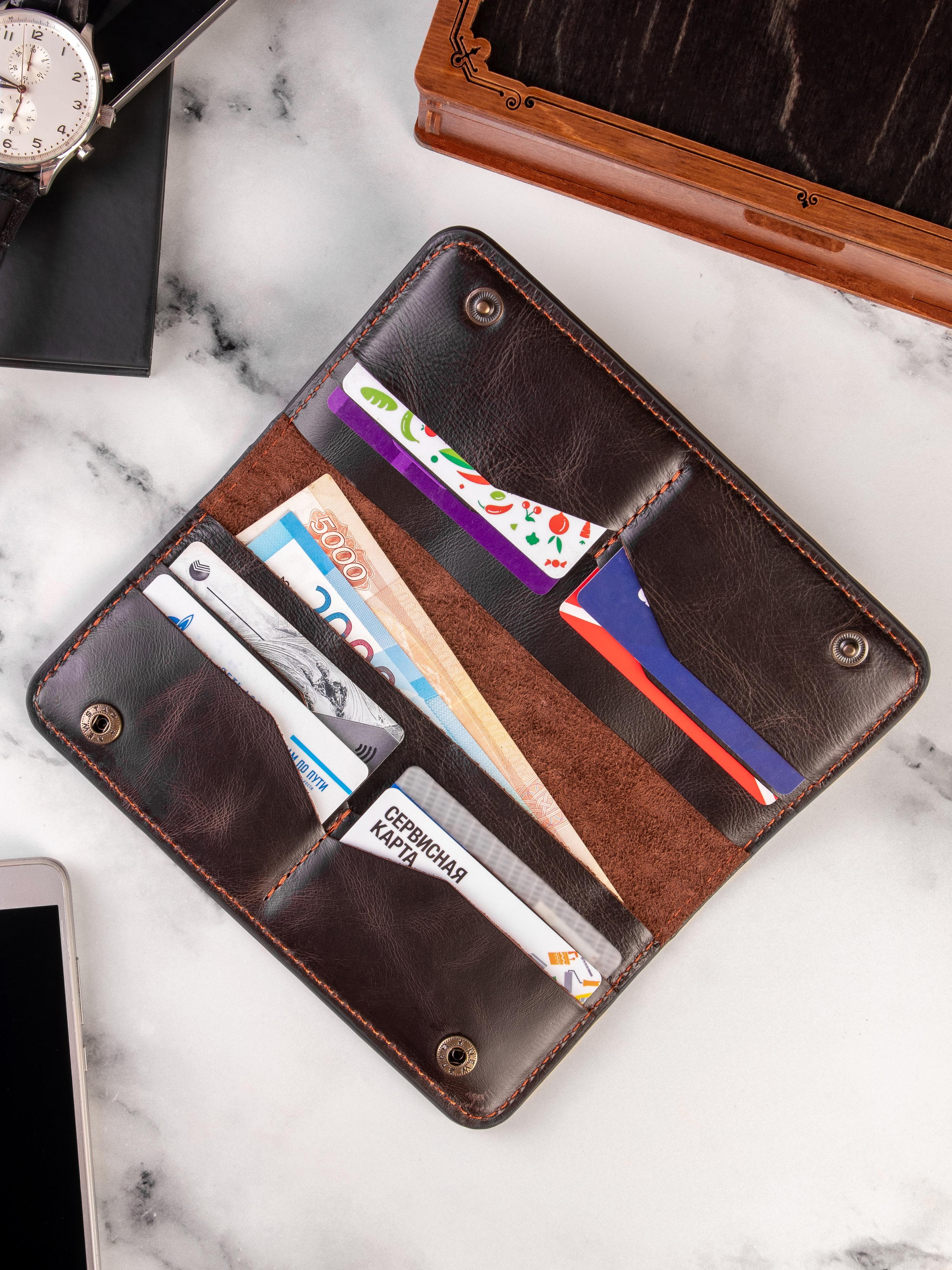Кожаный кошелек с картами и купюрами — демонстрация функционала товара перед съемкой для Wildberries и Ozon в Краснодарском крае