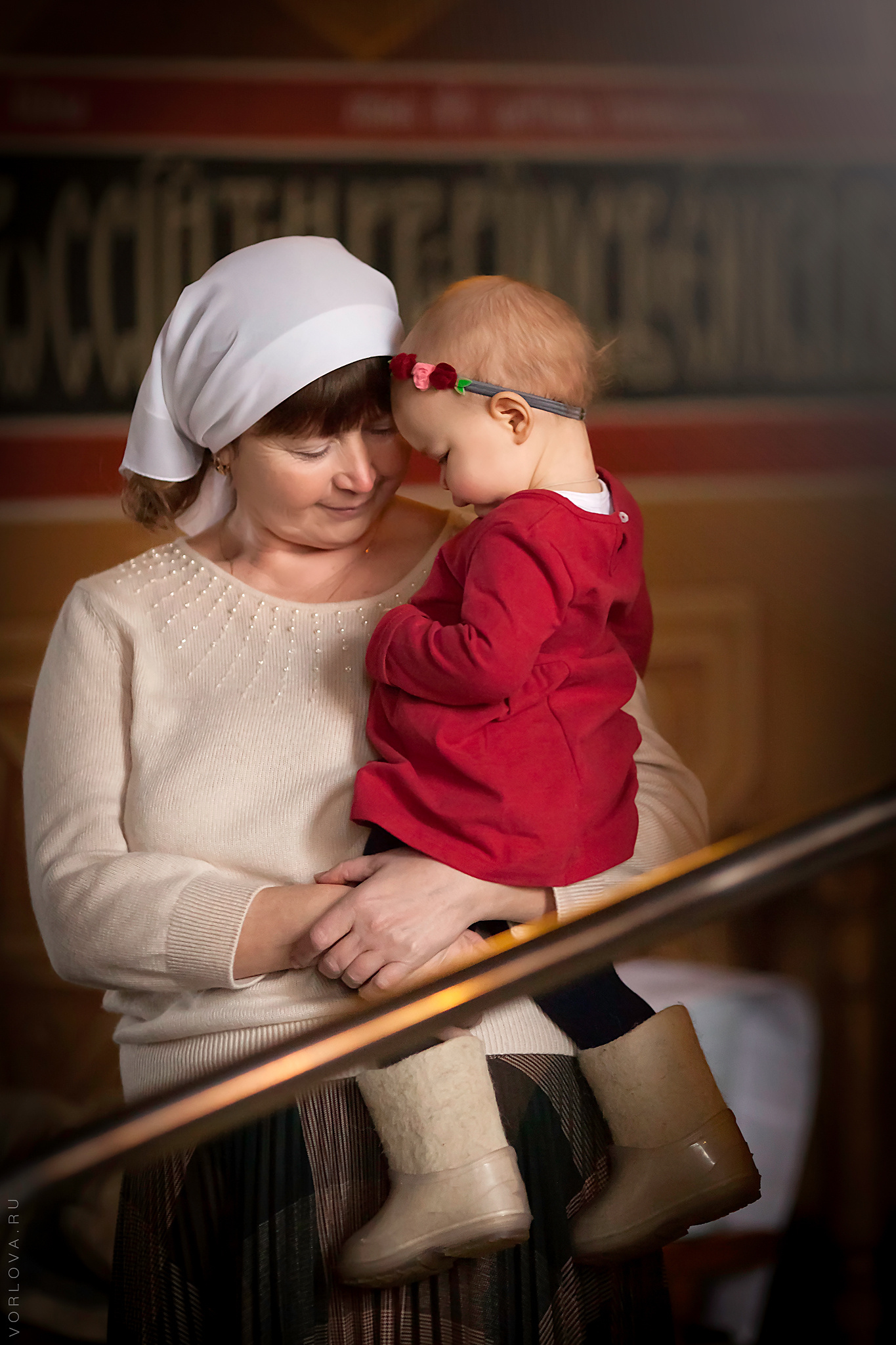 малышка с бабушкой в храме