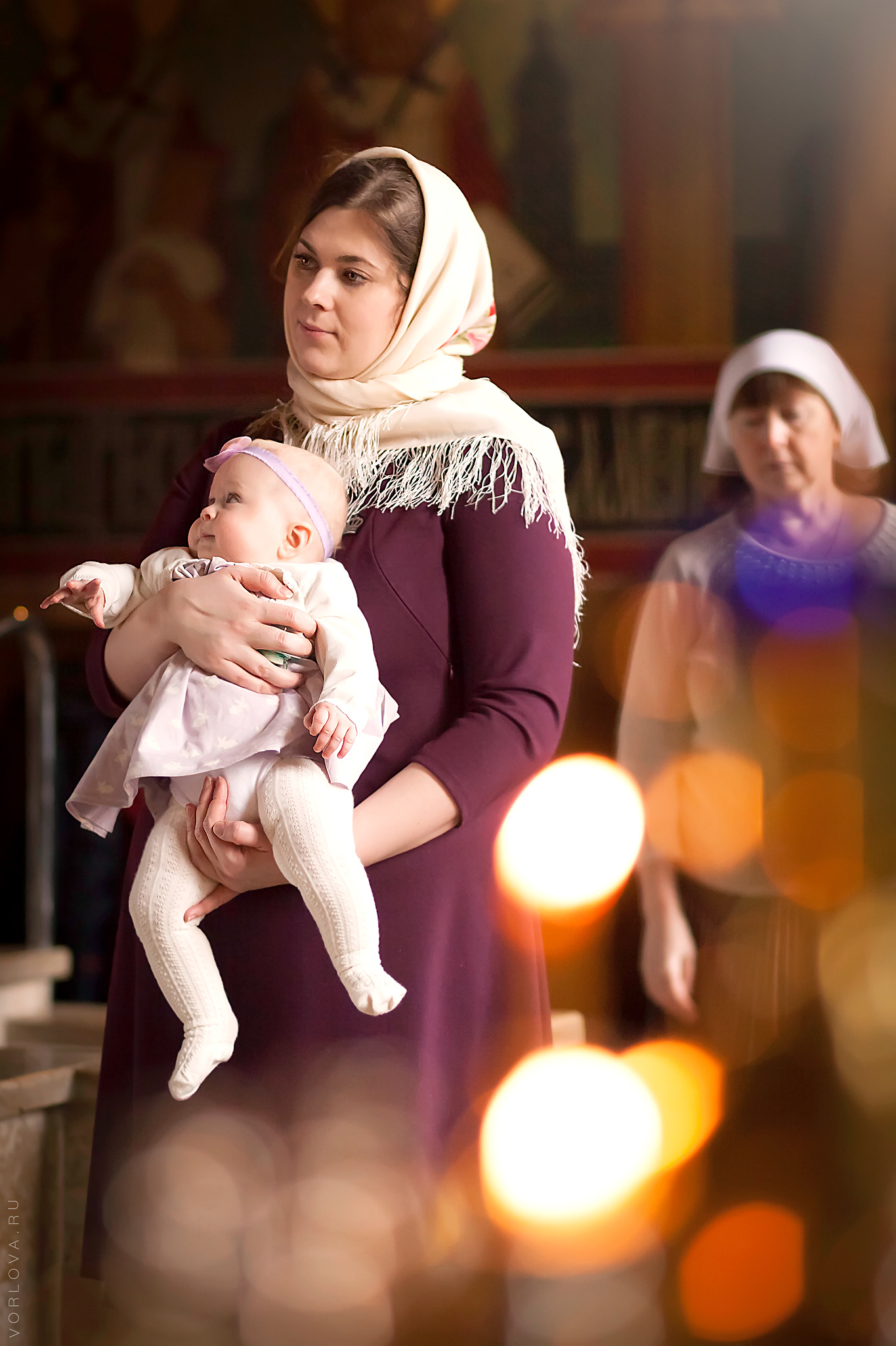 мама и малышка в храме